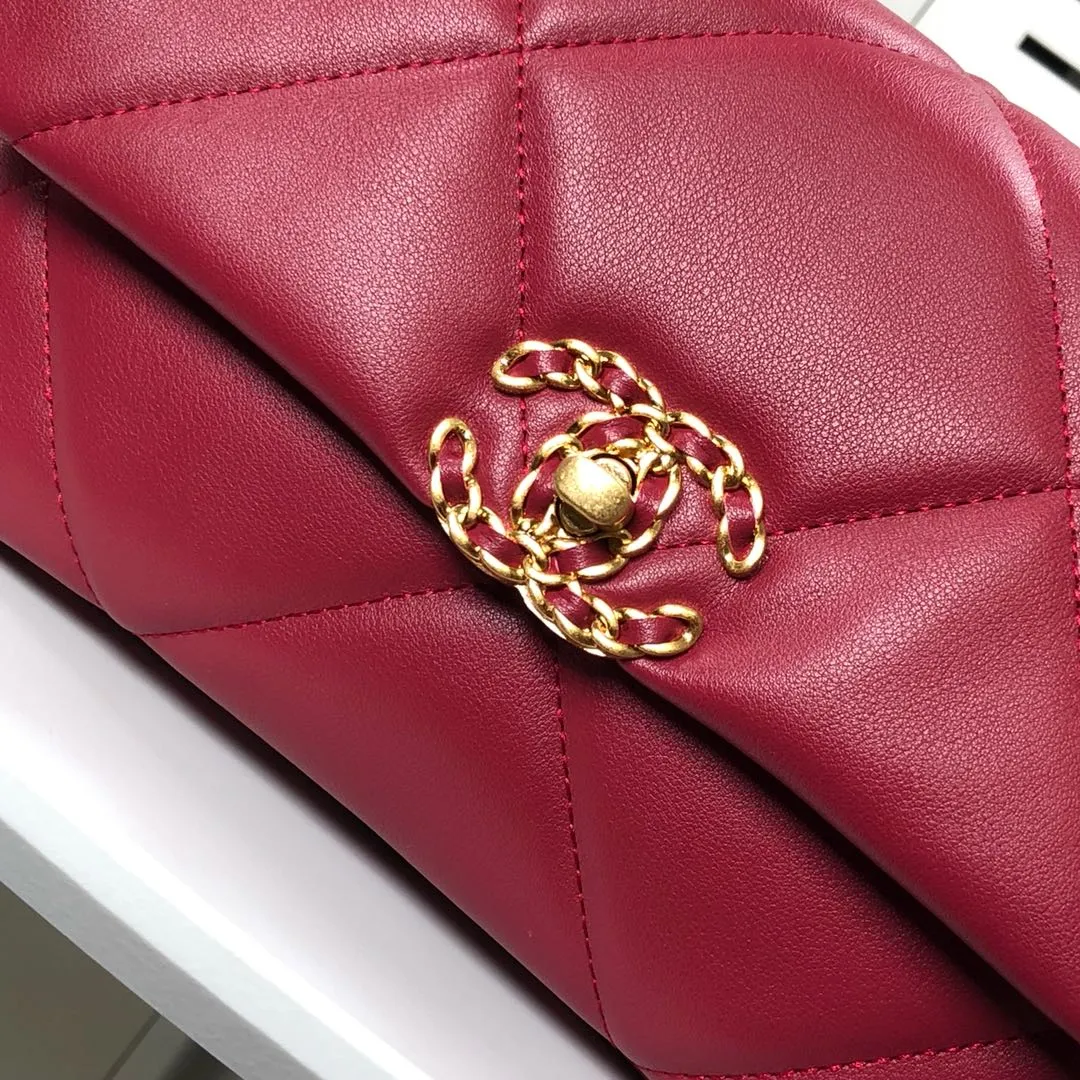 💰370￥Chanel’s latest hot model in maroon small size has been shipped📣📣Synchronized with counters🤭Imported cowhide🐂feels very soft. The upper body effect is super good, it can be carried by hand, on one shoulder or cross-body, showing the elegance and charm of women. Hurry up and get it. Style number: 9010. Size: 26*16*10cm.
