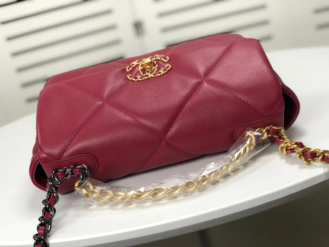 💰370￥Chanel’s latest hot model in maroon small size has been shipped📣📣Synchronized with counters🤭Imported cowhide🐂feels very soft. The upper body effect is super good, it can be carried by hand, on one shoulder or cross-body, showing the elegance and charm of women. Hurry up and get it. Style number: 9010. Size: 26*16*10cm.