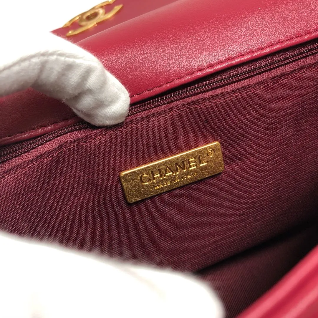 💰370￥Chanel’s latest hot model in maroon small size has been shipped📣📣Synchronized with counters🤭Imported cowhide🐂feels very soft. The upper body effect is super good, it can be carried by hand, on one shoulder or cross-body, showing the elegance and charm of women. Hurry up and get it. Style number: 9010. Size: 26*16*10cm.