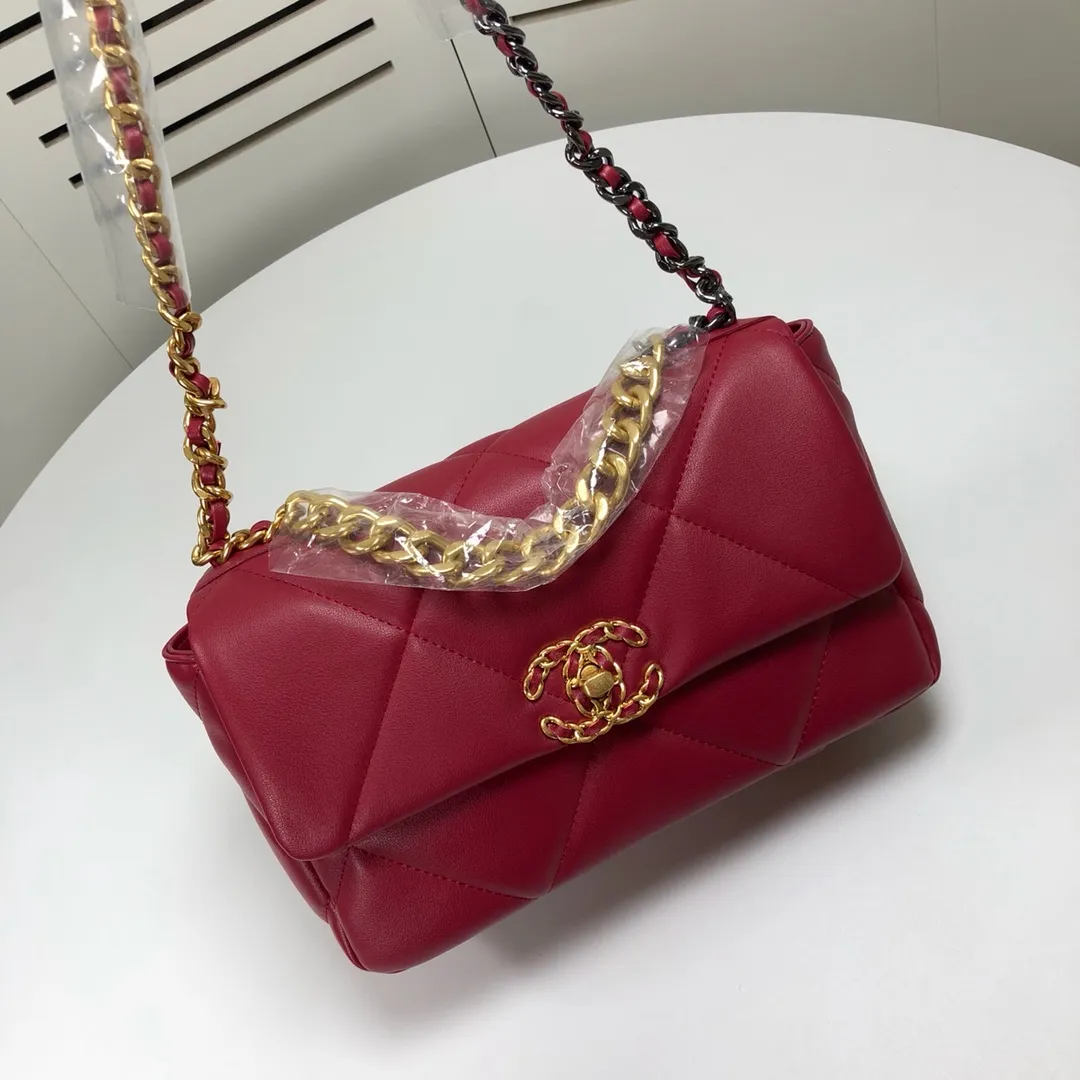 💰370￥Chanel’s latest hot model in maroon small size has been shipped📣📣Synchronized with counters🤭Imported cowhide🐂feels very soft. The upper body effect is super good, it can be carried by hand, on one shoulder or cross-body, showing the elegance and charm of women. Hurry up and get it. Style number: 9010. Size: 26*16*10cm.
