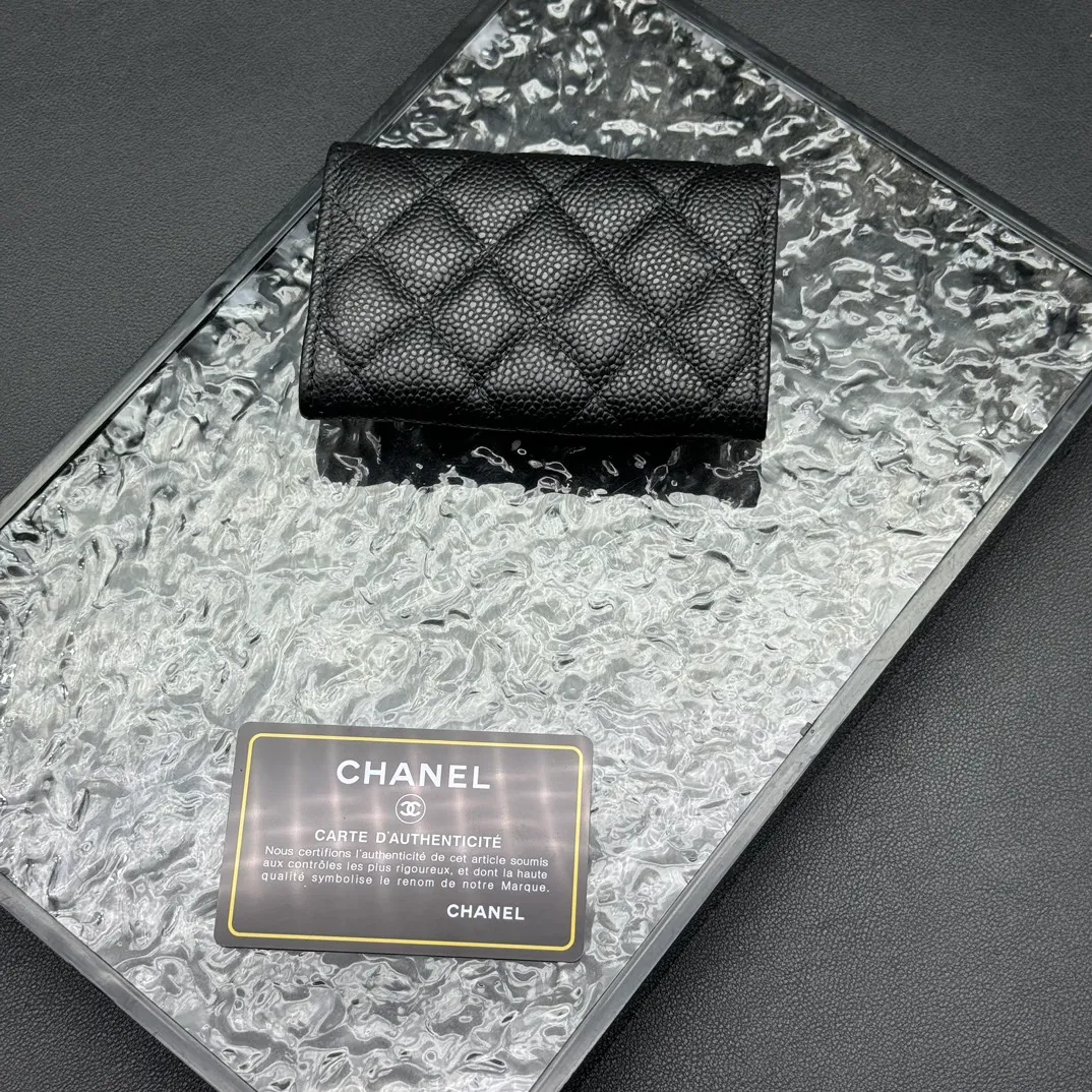💰130 💎Top quality 💖 𝑪𝑯𝑨𝑵𝑬𝑳 Caviar black/gold 💌 23K classic diamond pattern lambskin Chanel wallet 👛 CHANEL Classic Series Many new cf small card bags have arrived! This card holder has an extra card pocket at the back than the previous classic card holder❤️You can store cards and coins separately😊A very practical coin purse❤️Model number: AP458 Size: 11X7.5X2