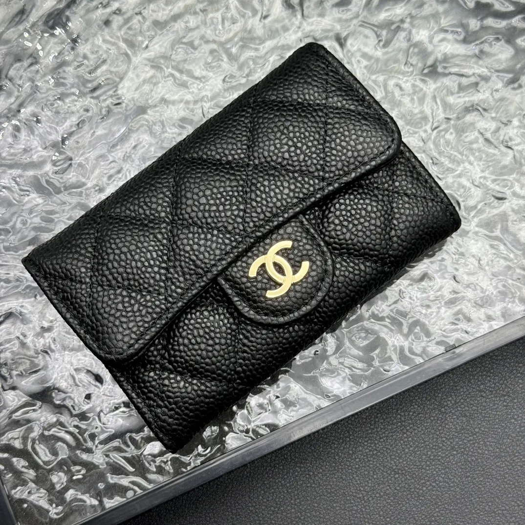 💰130 💎Top quality 💖 𝑪𝑯𝑨𝑵𝑬𝑳 Caviar black/gold 💌 23K classic diamond pattern lambskin Chanel wallet 👛 CHANEL Classic Series Many new cf small card bags have arrived! This card holder has an extra card pocket at the back than the previous classic card holder❤️You can store cards and coins separately😊A very practical coin purse❤️Model number: AP458 Size: 11X7.5X2
