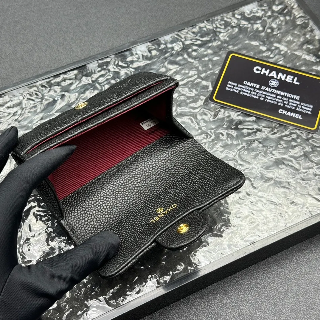 💰130 💎Top quality 💖 𝑪𝑯𝑨𝑵𝑬𝑳 Caviar black/gold 💌 23K classic diamond pattern lambskin Chanel wallet 👛 CHANEL Classic Series Many new cf small card bags have arrived! This card holder has an extra card pocket at the back than the previous classic card holder❤️You can store cards and coins separately😊A very practical coin purse❤️Model number: AP458 Size: 11X7.5X2