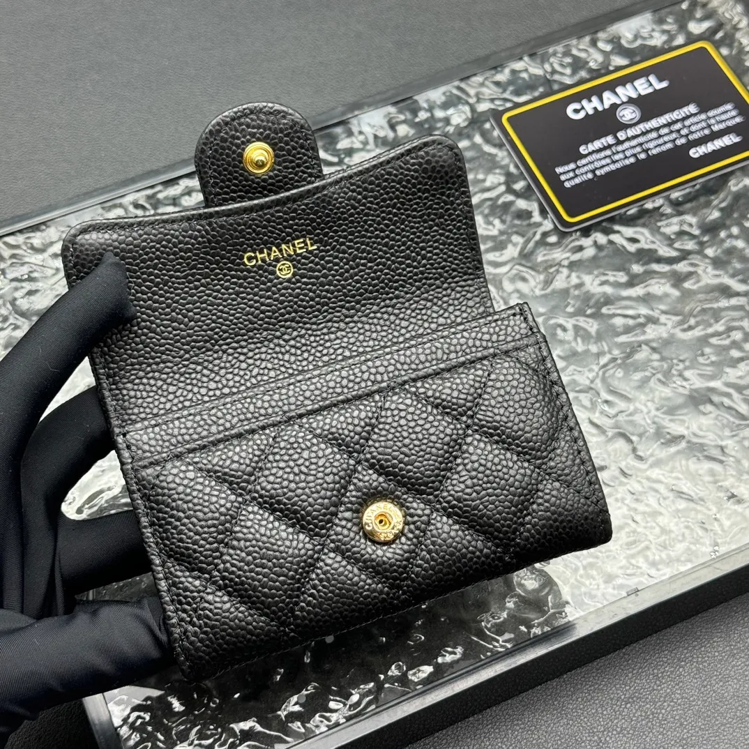 💰130 💎Top quality 💖 𝑪𝑯𝑨𝑵𝑬𝑳 Caviar black/gold 💌 23K classic diamond pattern lambskin Chanel wallet 👛 CHANEL Classic Series Many new cf small card bags have arrived! This card holder has an extra card pocket at the back than the previous classic card holder❤️You can store cards and coins separately😊A very practical coin purse❤️Model number: AP458 Size: 11X7.5X2