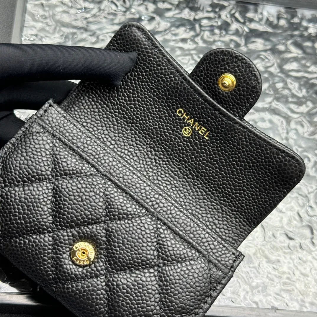 💰130 💎Top quality 💖 𝑪𝑯𝑨𝑵𝑬𝑳 Caviar black/gold 💌 23K classic diamond pattern lambskin Chanel wallet 👛 CHANEL Classic Series Many new cf small card bags have arrived! This card holder has an extra card pocket at the back than the previous classic card holder❤️You can store cards and coins separately😊A very practical coin purse❤️Model number: AP458 Size: 11X7.5X2