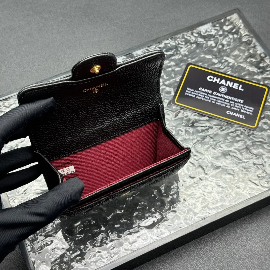 💰130 💎Top quality 💖 𝑪𝑯𝑨𝑵𝑬𝑳 Caviar black/gold 💌 23K classic diamond pattern lambskin Chanel wallet 👛 CHANEL Classic Series Many new cf small card bags have arrived! This card holder has an extra card pocket at the back than the previous classic card holder❤️You can store cards and coins separately😊A very practical coin purse❤️Model number: AP458 Size: 11X7.5X2