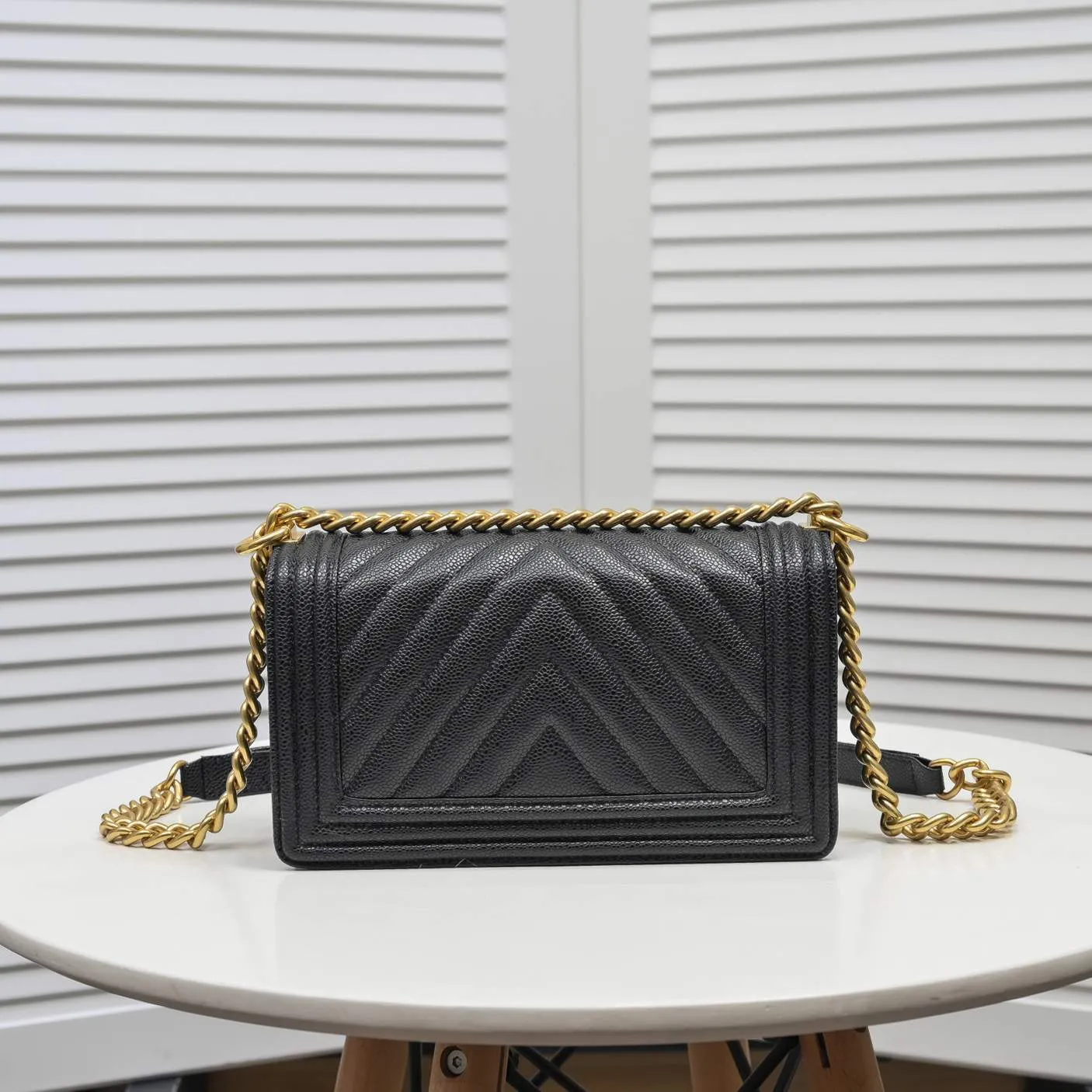 💰420￥ "Full leather inside and out with original hardware" [Smile] Chanel👑 Made of imported ball-grained cowhide [Lightning] thickened electroplated hardware accessories🌈The workmanship is comparable to the original order💪The bottom can be pinched and rebounded without leaving a mark, absolutely spot-on and real-life, fashionable and durable💪💪High-end quality, no pressure in and out of the drill cabinet💏, size 25*15*8cm, model number: 67086V