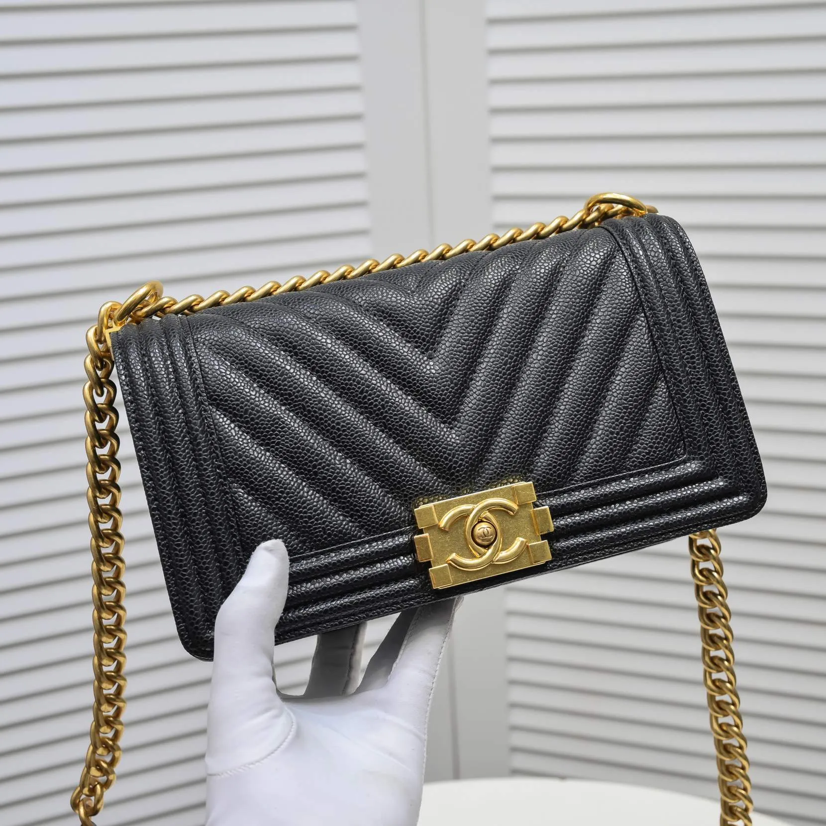 💰420￥ "Full leather inside and out with original hardware" [Smile] Chanel👑 Made of imported ball-grained cowhide [Lightning] thickened electroplated hardware accessories🌈The workmanship is comparable to the original order💪The bottom can be pinched and rebounded without leaving a mark, absolutely spot-on and real-life, fashionable and durable💪💪High-end quality, no pressure in and out of the drill cabinet💏, size 25*15*8cm, model number: 67086V