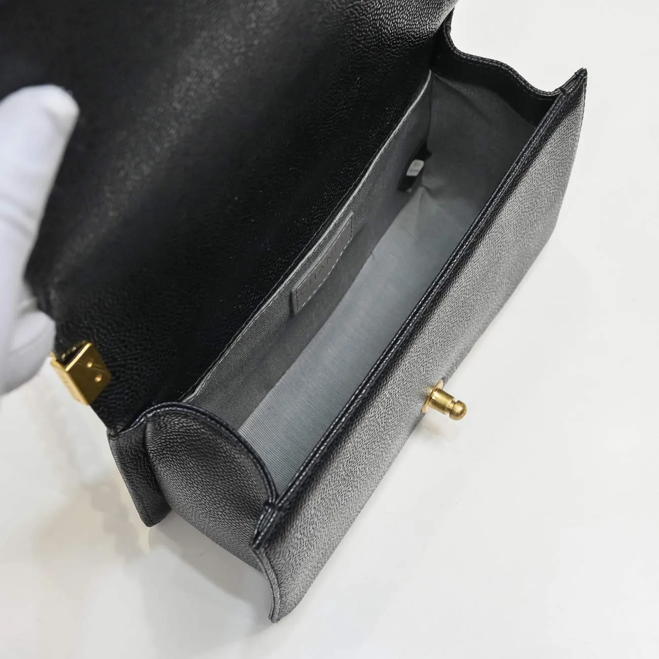💰420￥ "Full leather inside and out with original hardware" [Smile] Chanel👑 Made of imported ball-grained cowhide [Lightning] thickened electroplated hardware accessories🌈The workmanship is comparable to the original order💪The bottom can be pinched and rebounded without leaving a mark, absolutely spot-on and real-life, fashionable and durable💪💪High-end quality, no pressure in and out of the drill cabinet💏, size 25*15*8cm, model number: 67086V