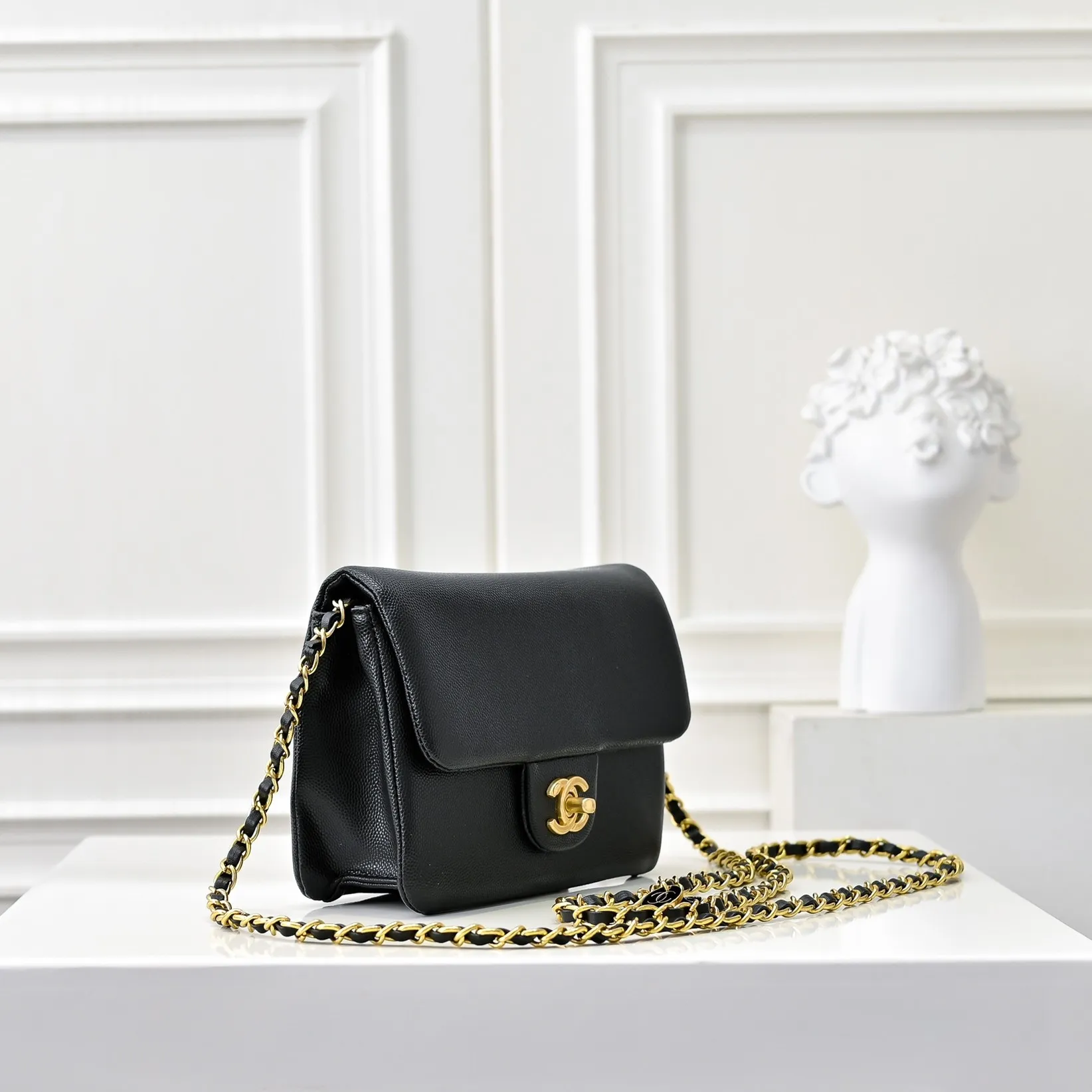 💰370￥Small size👑CHANEL24K new CF second-hand model, simple and high-end elegance. Grain embossed shiny calfskin and gold metal. Retro style. Timeless. The new favorite of little fragrance fans. The upper body effect is super awesome! Size: 18x13cm, style number: 372