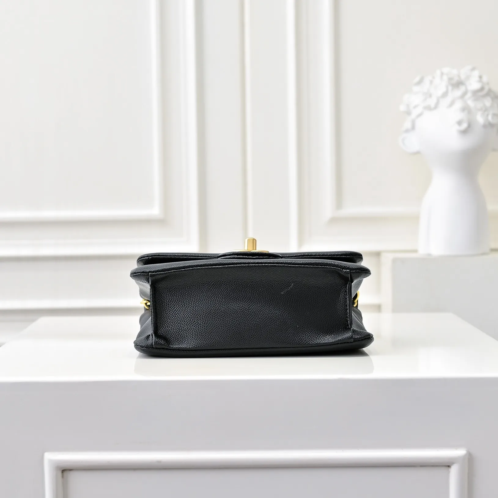 💰370￥Small size👑CHANEL24K new CF second-hand model, simple and high-end elegance. Grain embossed shiny calfskin and gold metal. Retro style. Timeless. The new favorite of little fragrance fans. The upper body effect is super awesome! Size: 18x13cm, style number: 372
