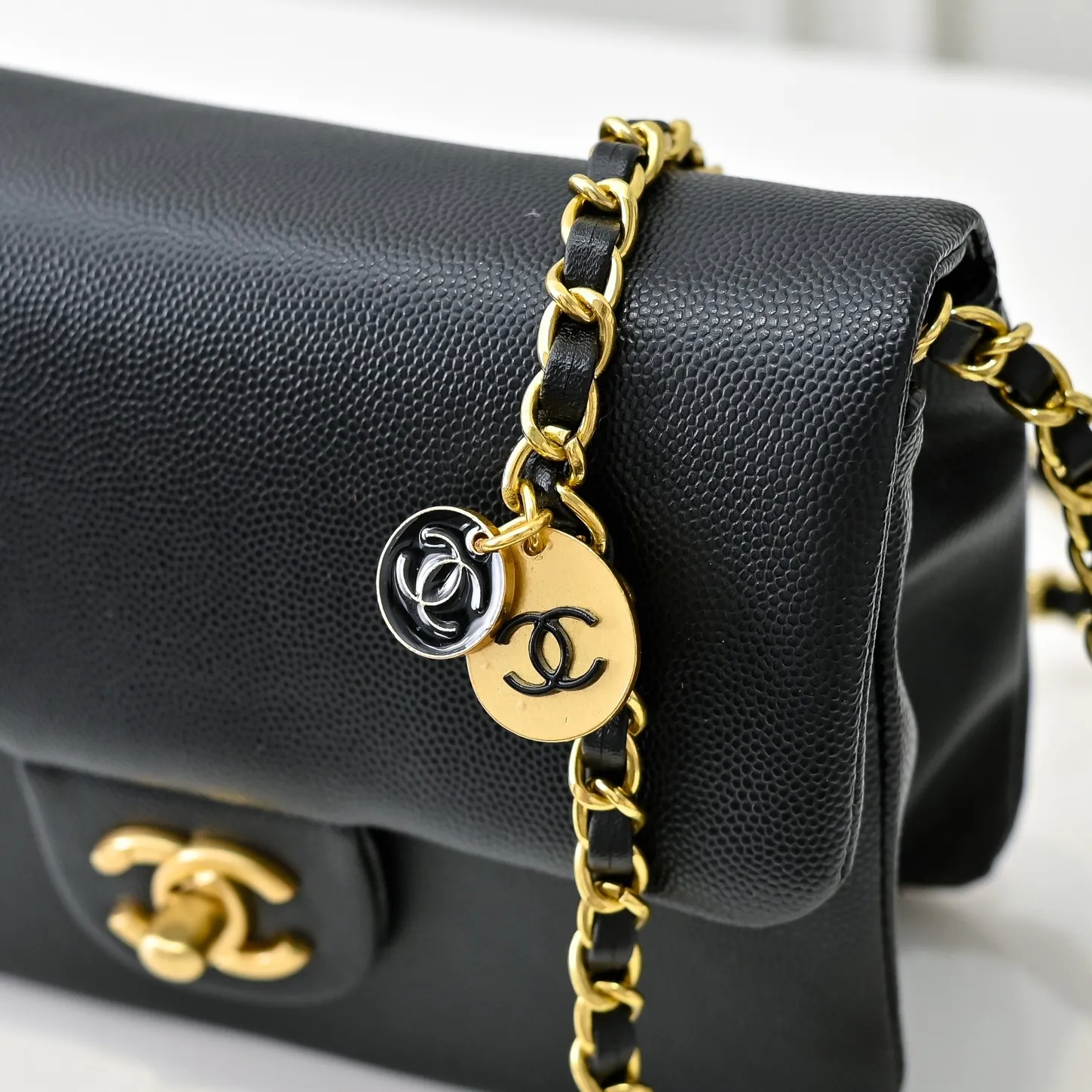 💰370￥Small size👑CHANEL24K new CF second-hand model, simple and high-end elegance. Grain embossed shiny calfskin and gold metal. Retro style. Timeless. The new favorite of little fragrance fans. The upper body effect is super awesome! Size: 18x13cm, style number: 372