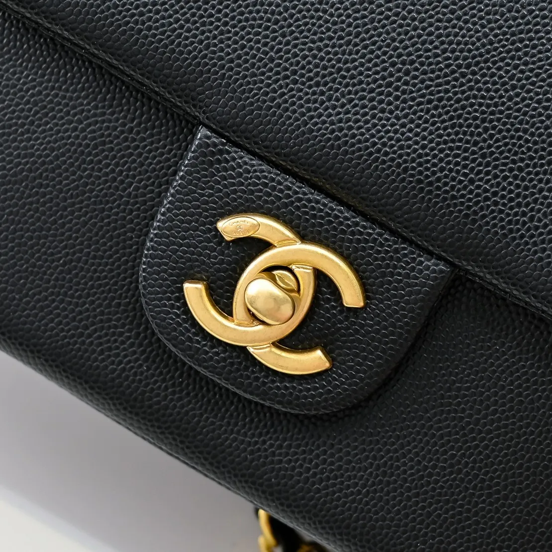 💰370￥Small size👑CHANEL24K new CF second-hand model, simple and high-end elegance. Grain embossed shiny calfskin and gold metal. Retro style. Timeless. The new favorite of little fragrance fans. The upper body effect is super awesome! Size: 18x13cm, style number: 372