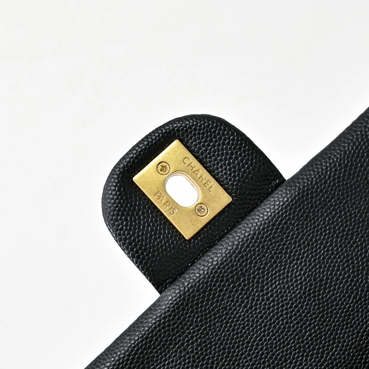 💰370￥Small size👑CHANEL24K new CF second-hand model, simple and high-end elegance. Grain embossed shiny calfskin and gold metal. Retro style. Timeless. The new favorite of little fragrance fans. The upper body effect is super awesome! Size: 18x13cm, style number: 372