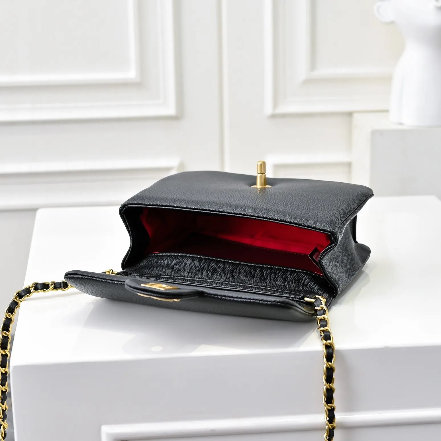 💰370￥Small size👑CHANEL24K new CF second-hand model, simple and high-end elegance. Grain embossed shiny calfskin and gold metal. Retro style. Timeless. The new favorite of little fragrance fans. The upper body effect is super awesome! Size: 18x13cm, style number: 372