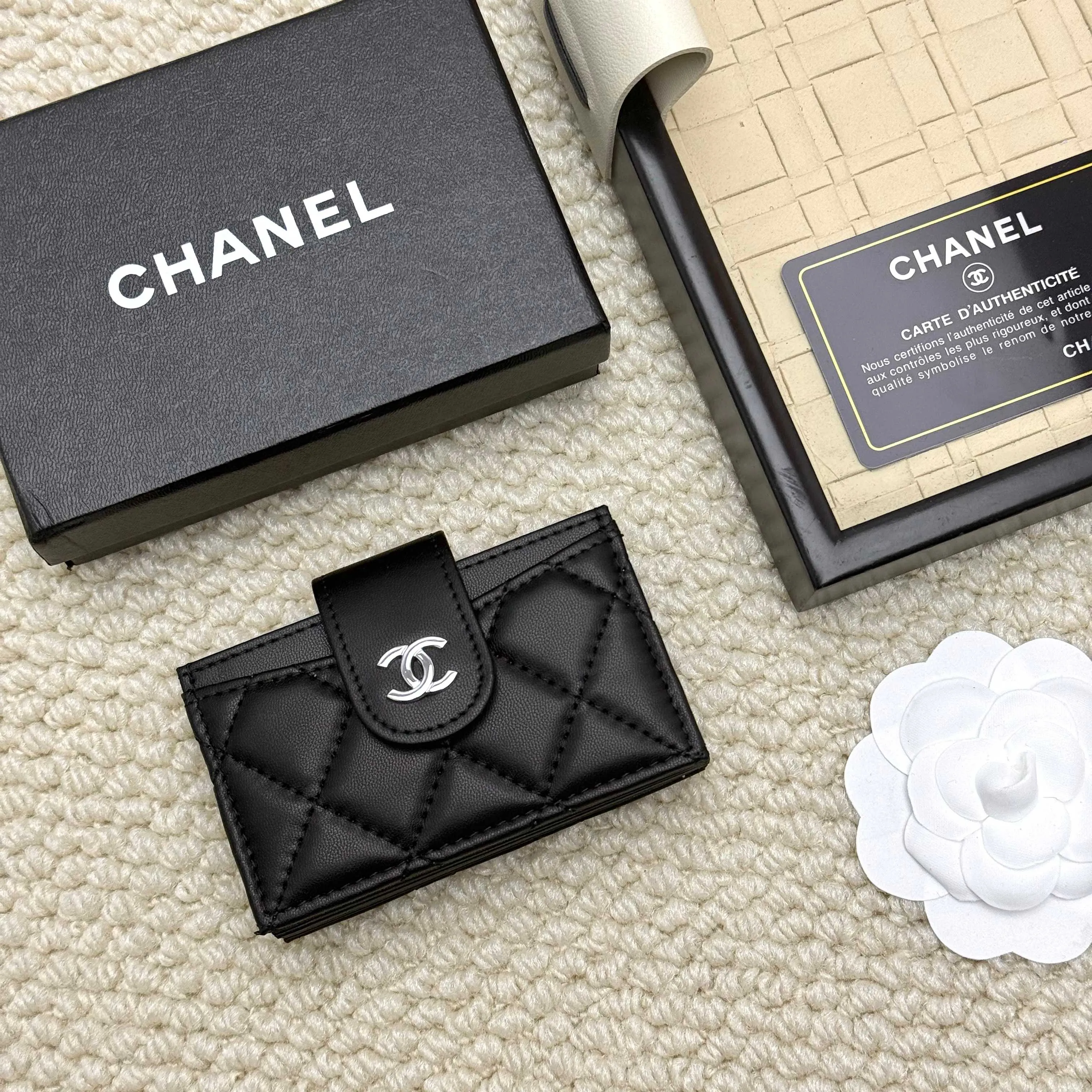 💰130 CHANEL Caviar Sheepskin Accord Card Holder, this card holder is different from ordinary card holders, with an accordion design [色色R], you can easily see each card without having to pull it out. The entire card holder has a total of six card slots, four of which can hold many cards😘😘😘 It is so beautiful, Xiangxiang is really good at designing this card holder, number AT600. Dimensions: Width 10*Height 6*Thickness 2