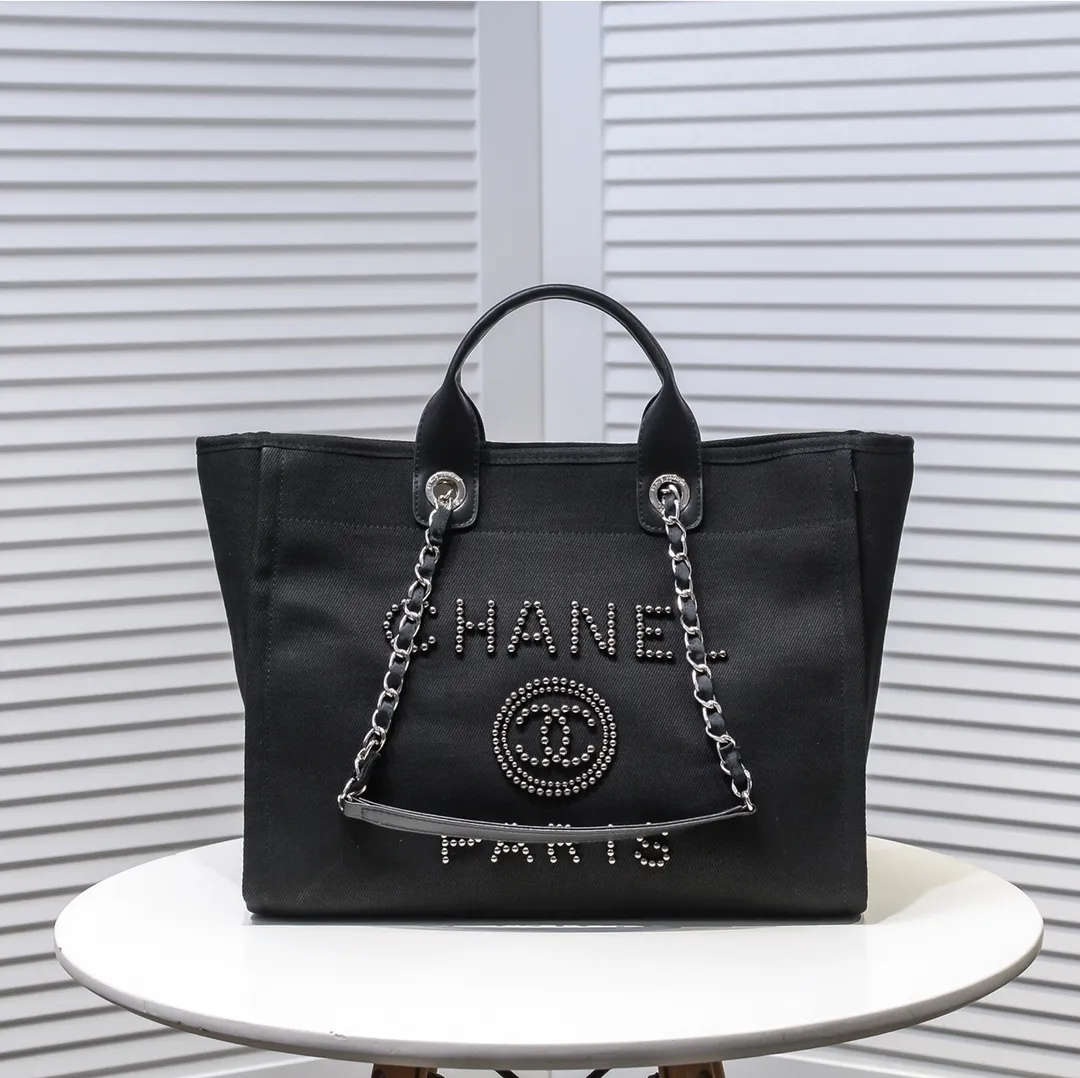 💰380￥4100 The most beautiful holiday style shopping bag in spring and summer. Chanel tote chain canvas beach bag in stock. New stripe😻✨This beach bag shopping bag is made of canvas material. Its simple and casual design is very popular. It is large in capacity and light and fashionable. In addition to being suitable for daily use, it is also more suitable for relaxed and casual wear when traveling. It is extremely practical! 💙 Size: 38*30*21cm / Style number: 66941