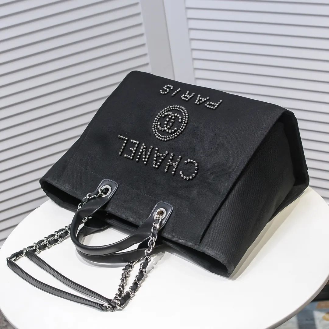 💰380￥4100 The most beautiful holiday style shopping bag in spring and summer. Chanel tote chain canvas beach bag in stock. New stripe😻✨This beach bag shopping bag is made of canvas material. Its simple and casual design is very popular. It is large in capacity and light and fashionable. In addition to being suitable for daily use, it is also more suitable for relaxed and casual wear when traveling. It is extremely practical! 💙 Size: 38*30*21cm / Style number: 66941