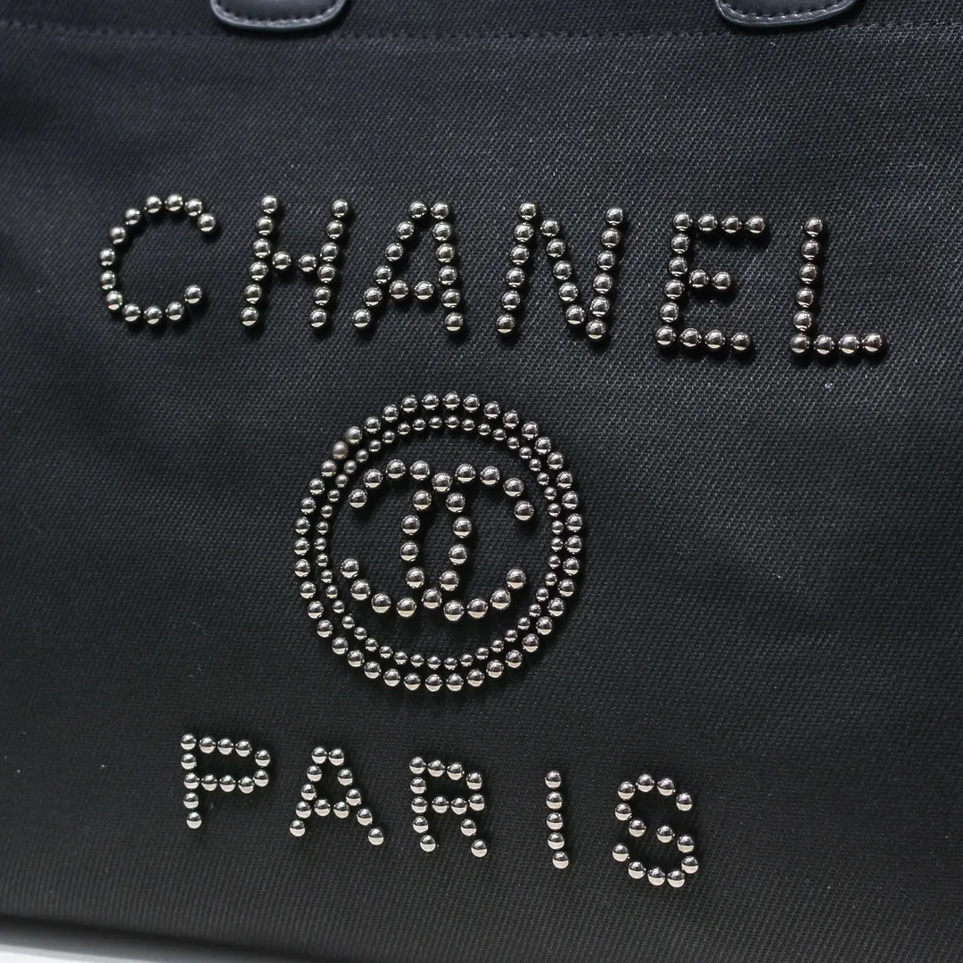 💰380￥4100 The most beautiful holiday style shopping bag in spring and summer. Chanel tote chain canvas beach bag in stock. New stripe😻✨This beach bag shopping bag is made of canvas material. Its simple and casual design is very popular. It is large in capacity and light and fashionable. In addition to being suitable for daily use, it is also more suitable for relaxed and casual wear when traveling. It is extremely practical! 💙 Size: 38*30*21cm / Style number: 66941