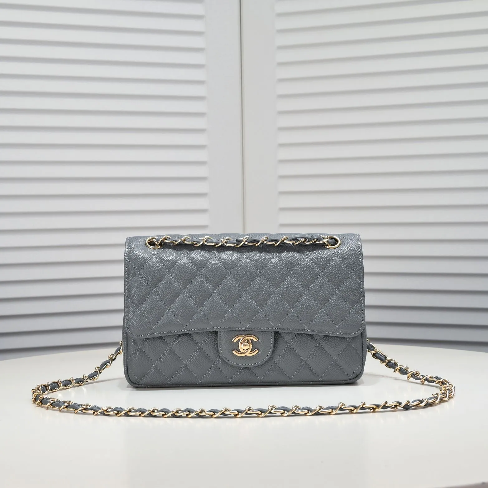 💰400￥Gray Chanel,...Palace-level poison👏...Original overseas factory CF2.55...😱 Absolutely the top-notch caviar ball-grain cowhide you have never seen...✨Real K gold➰Gold buckle✨👑 The line spacing is perfectly consistent. The side of the bag is perfectly streamlined👏..It must have such a texture to be perfect💋 Follow the 9-pin diamond pattern. The flip cover is smooth and seamless ☑️ Strong visual three-dimensional effect 🔱 The diamond pattern is full and delicate 💑 It is super smooth, soft and comfortable to use 👒 CF is a must-have for girls. Size: 25.5*16*6.5cm. Style number: 1112 ball pattern