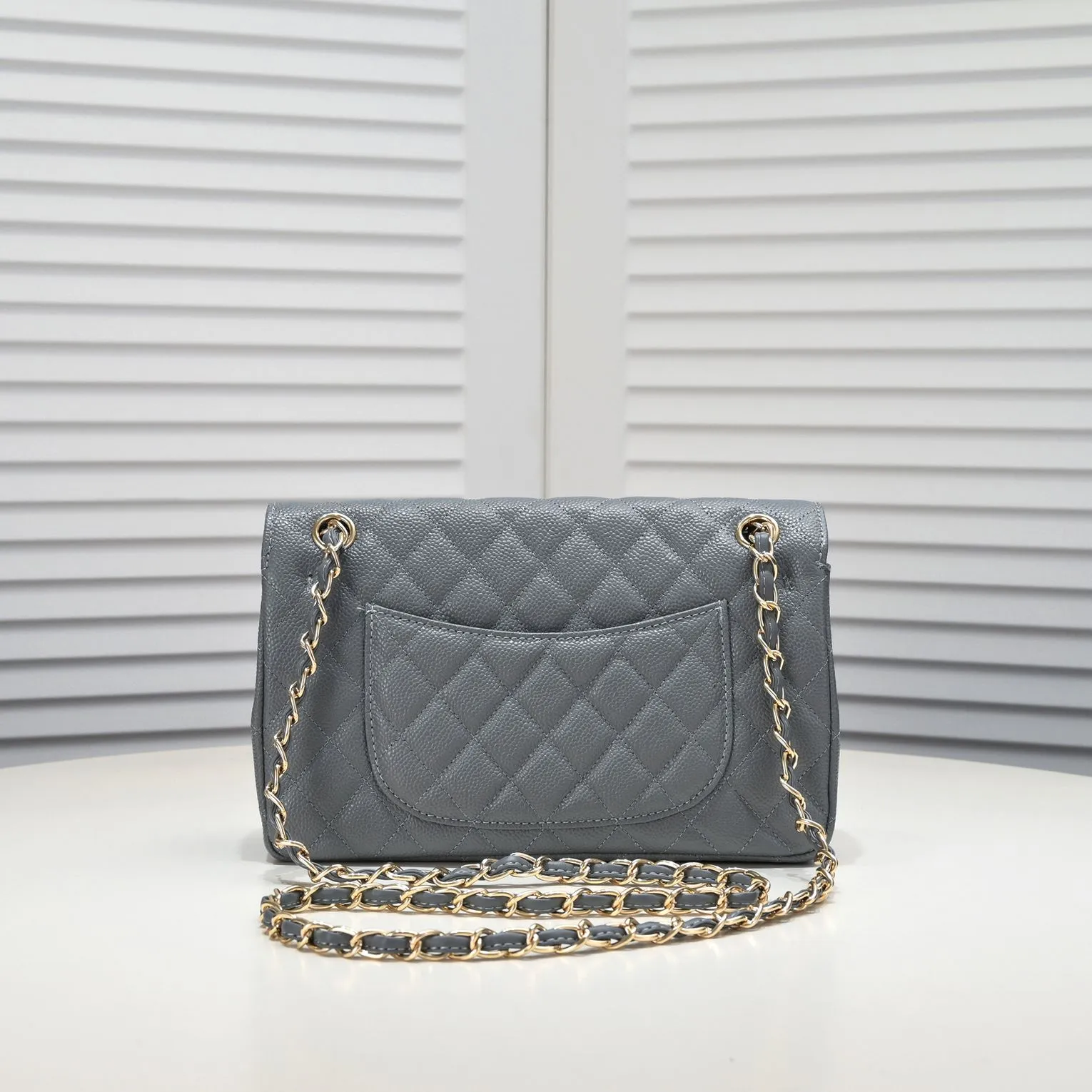 💰400￥Gray Chanel,...Palace-level poison👏...Original overseas factory CF2.55...😱 Absolutely the top-notch caviar ball-grain cowhide you have never seen...✨Real K gold➰Gold buckle✨👑 The line spacing is perfectly consistent. The side of the bag is perfectly streamlined👏..It must have such a texture to be perfect💋 Follow the 9-pin diamond pattern. The flip cover is smooth and seamless ☑️ Strong visual three-dimensional effect 🔱 The diamond pattern is full and delicate 💑 It is super smooth, soft and comfortable to use 👒 CF is a must-have for girls. Size: 25.5*16*6.5cm. Style number: 1112 ball pattern