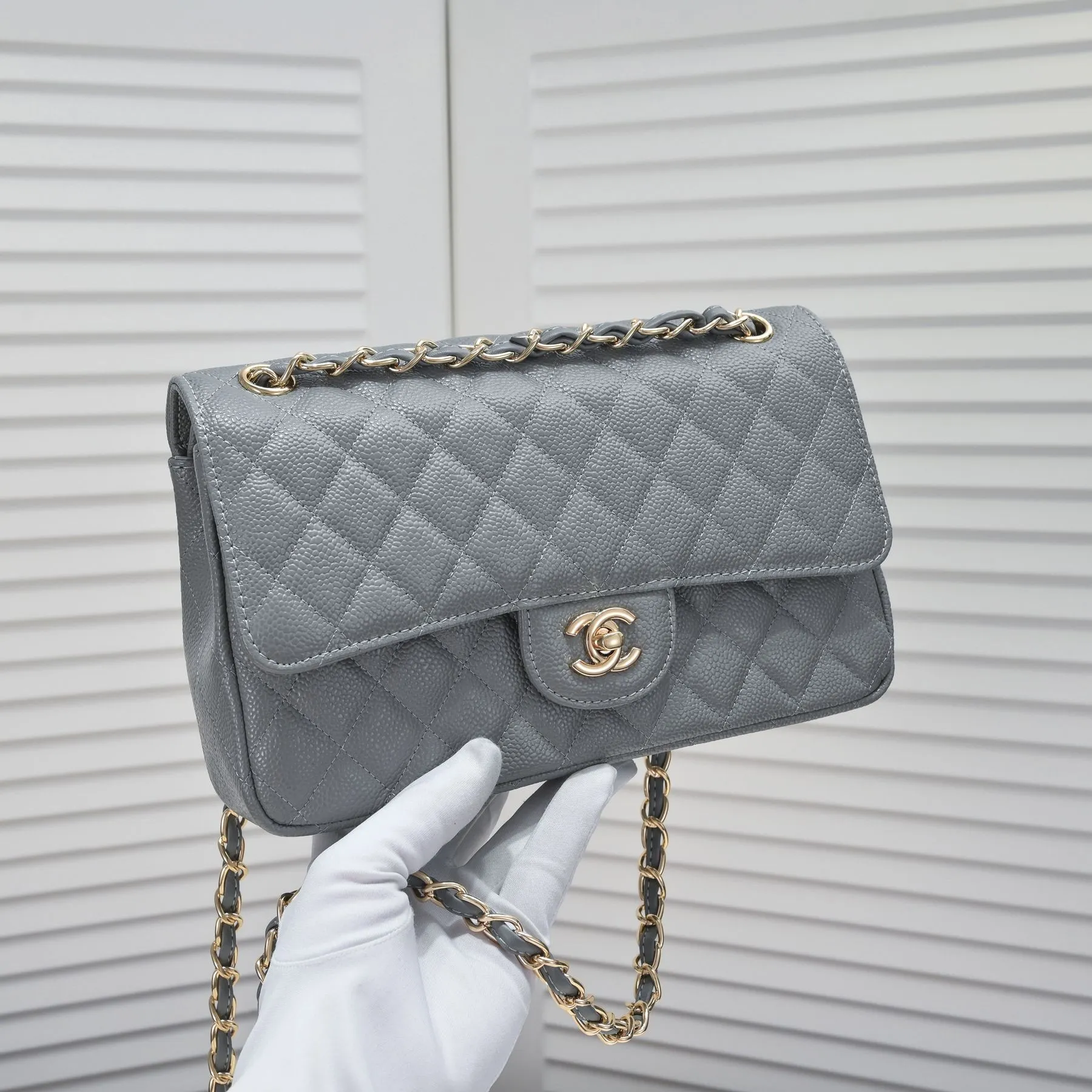 💰400￥Gray Chanel,...Palace-level poison👏...Original overseas factory CF2.55...😱 Absolutely the top-notch caviar ball-grain cowhide you have never seen...✨Real K gold➰Gold buckle✨👑 The line spacing is perfectly consistent. The side of the bag is perfectly streamlined👏..It must have such a texture to be perfect💋 Follow the 9-pin diamond pattern. The flip cover is smooth and seamless ☑️ Strong visual three-dimensional effect 🔱 The diamond pattern is full and delicate 💑 It is super smooth, soft and comfortable to use 👒 CF is a must-have for girls. Size: 25.5*16*6.5cm. Style number: 1112 ball pattern