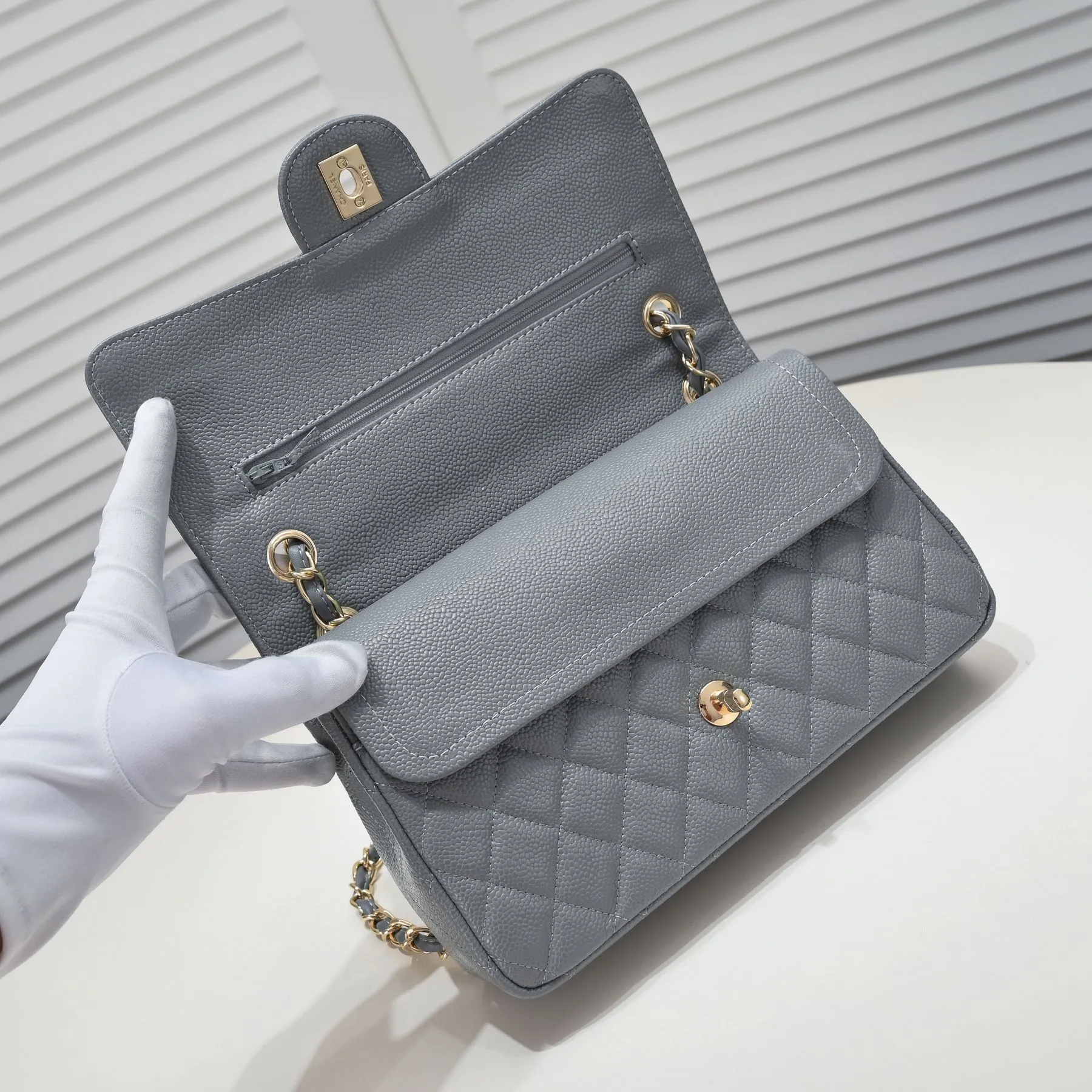 💰400￥Gray Chanel,...Palace-level poison👏...Original overseas factory CF2.55...😱 Absolutely the top-notch caviar ball-grain cowhide you have never seen...✨Real K gold➰Gold buckle✨👑 The line spacing is perfectly consistent. The side of the bag is perfectly streamlined👏..It must have such a texture to be perfect💋 Follow the 9-pin diamond pattern. The flip cover is smooth and seamless ☑️ Strong visual three-dimensional effect 🔱 The diamond pattern is full and delicate 💑 It is super smooth, soft and comfortable to use 👒 CF is a must-have for girls. Size: 25.5*16*6.5cm. Style number: 1112 ball pattern