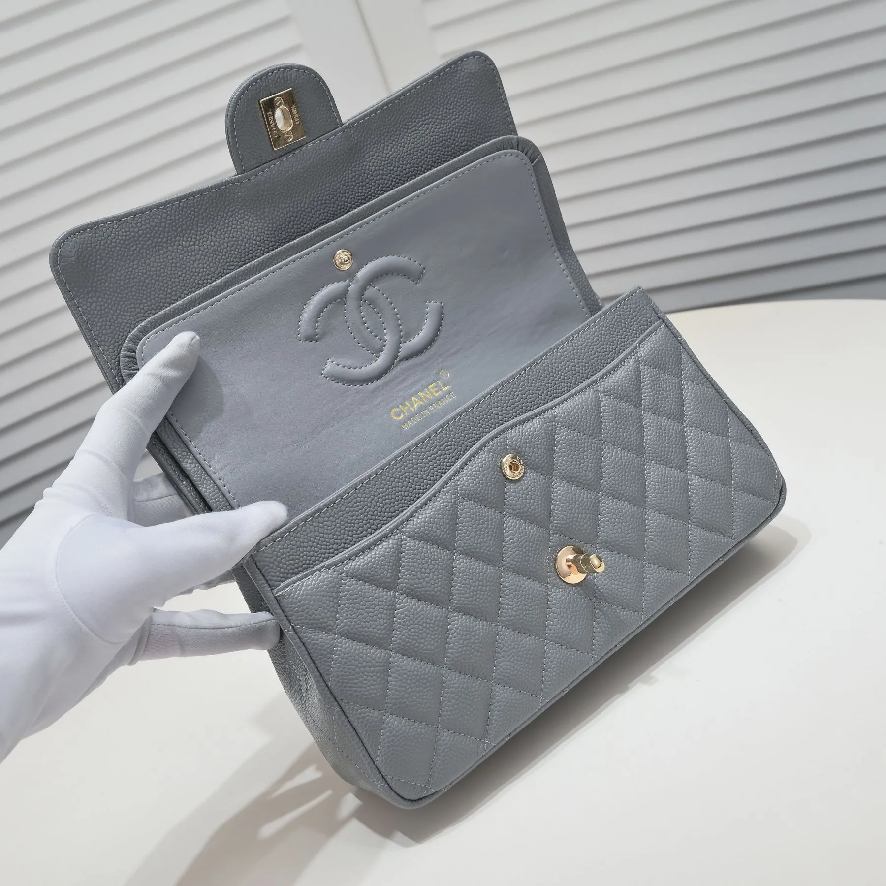 💰400￥Gray Chanel,...Palace-level poison👏...Original overseas factory CF2.55...😱 Absolutely the top-notch caviar ball-grain cowhide you have never seen...✨Real K gold➰Gold buckle✨👑 The line spacing is perfectly consistent. The side of the bag is perfectly streamlined👏..It must have such a texture to be perfect💋 Follow the 9-pin diamond pattern. The flip cover is smooth and seamless ☑️ Strong visual three-dimensional effect 🔱 The diamond pattern is full and delicate 💑 It is super smooth, soft and comfortable to use 👒 CF is a must-have for girls. Size: 25.5*16*6.5cm. Style number: 1112 ball pattern
