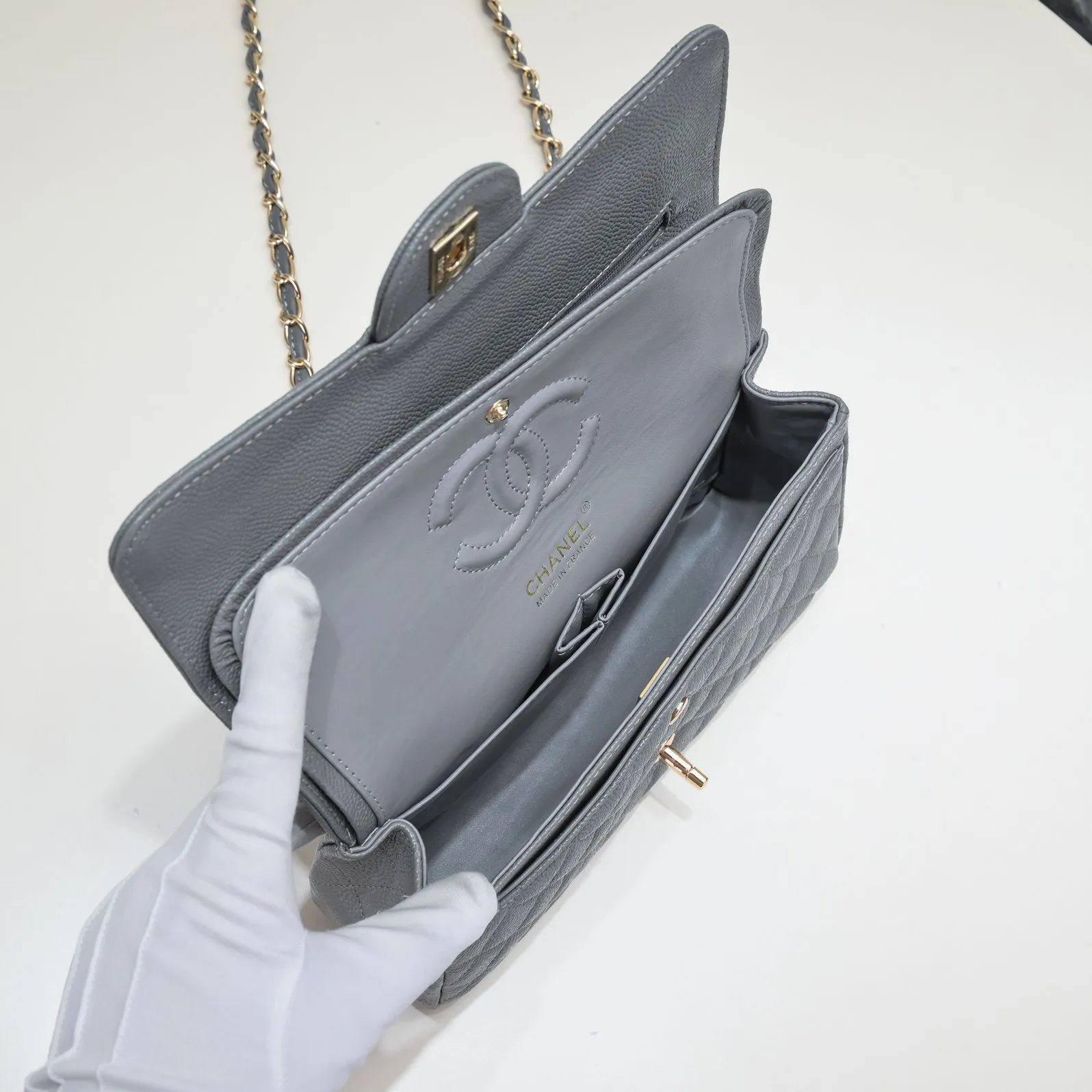 💰400￥Gray Chanel,...Palace-level poison👏...Original overseas factory CF2.55...😱 Absolutely the top-notch caviar ball-grain cowhide you have never seen...✨Real K gold➰Gold buckle✨👑 The line spacing is perfectly consistent. The side of the bag is perfectly streamlined👏..It must have such a texture to be perfect💋 Follow the 9-pin diamond pattern. The flip cover is smooth and seamless ☑️ Strong visual three-dimensional effect 🔱 The diamond pattern is full and delicate 💑 It is super smooth, soft and comfortable to use 👒 CF is a must-have for girls. Size: 25.5*16*6.5cm. Style number: 1112 ball pattern