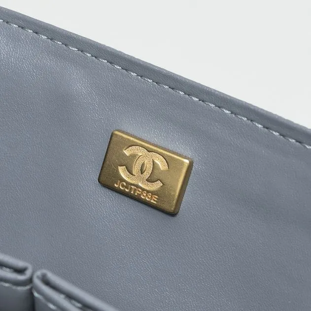 💰400￥Gray Chanel,...Palace-level poison👏...Original overseas factory CF2.55...😱 Absolutely the top-notch caviar ball-grain cowhide you have never seen...✨Real K gold➰Gold buckle✨👑 The line spacing is perfectly consistent. The side of the bag is perfectly streamlined👏..It must have such a texture to be perfect💋 Follow the 9-pin diamond pattern. The flip cover is smooth and seamless ☑️ Strong visual three-dimensional effect 🔱 The diamond pattern is full and delicate 💑 It is super smooth, soft and comfortable to use 👒 CF is a must-have for girls. Size: 25.5*16*6.5cm. Style number: 1112 ball pattern