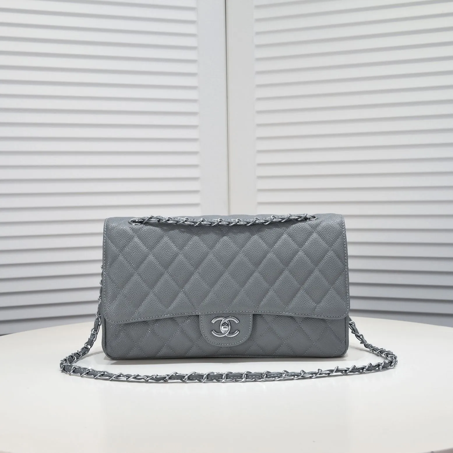 💰460￥Gray [color] Chanel [color] century classic, carefully crafted with exquisite workmanship of every stitch and thread, imported caviar cowhide with original hardware, full rhombus 💯The shape and softness of the whole bag are particularly perfect 👍👍😔😔Classic and irresistible, size: 30X18X8cm, style number: 1113