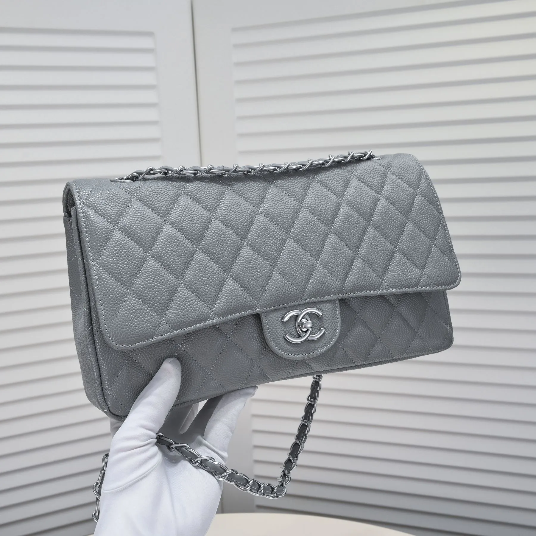 💰460￥Gray [color] Chanel [color] century classic, carefully crafted with exquisite workmanship of every stitch and thread, imported caviar cowhide with original hardware, full rhombus 💯The shape and softness of the whole bag are particularly perfect 👍👍😔😔Classic and irresistible, size: 30X18X8cm, style number: 1113
