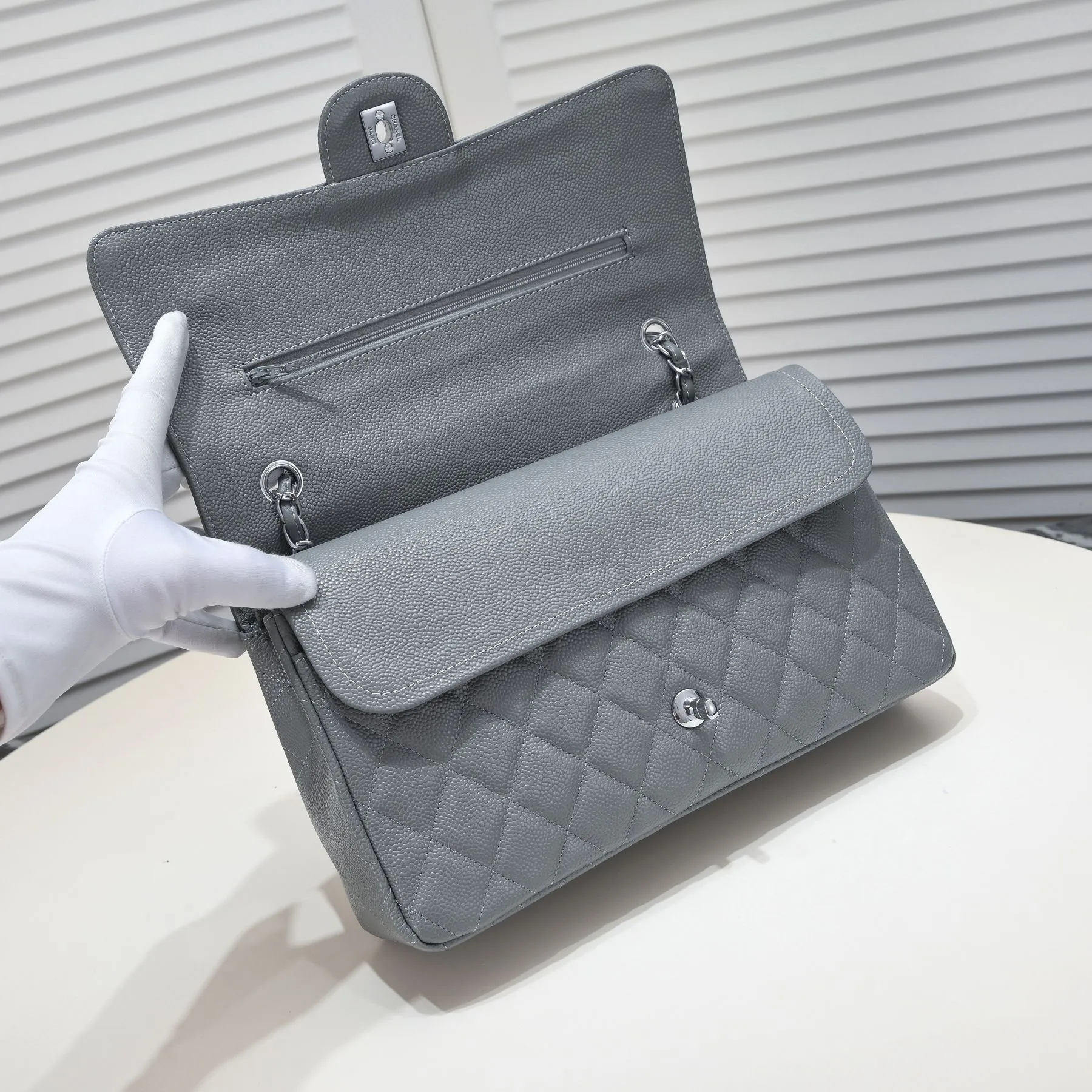 💰460￥Gray [color] Chanel [color] century classic, carefully crafted with exquisite workmanship of every stitch and thread, imported caviar cowhide with original hardware, full rhombus 💯The shape and softness of the whole bag are particularly perfect 👍👍😔😔Classic and irresistible, size: 30X18X8cm, style number: 1113