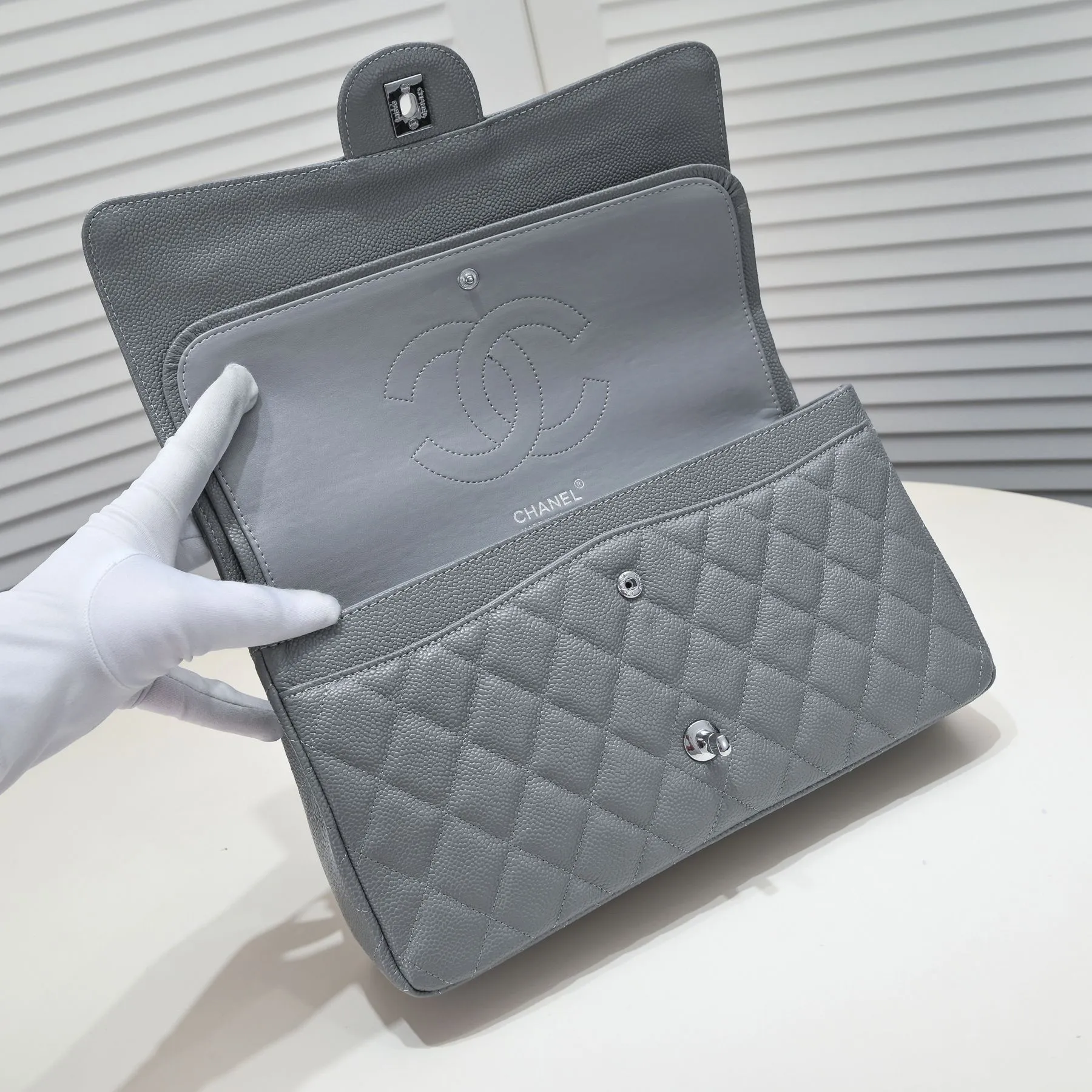 💰460￥Gray [color] Chanel [color] century classic, carefully crafted with exquisite workmanship of every stitch and thread, imported caviar cowhide with original hardware, full rhombus 💯The shape and softness of the whole bag are particularly perfect 👍👍😔😔Classic and irresistible, size: 30X18X8cm, style number: 1113