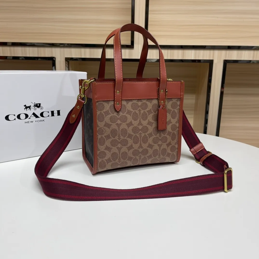 Batch 440💰coach/Coach new model number: C3866. Coach Field Tote 22 Classic C logo series tote, simple yet high-end. Square and square. It looks cute and cute. It can be carried in the hand, on the shoulder, or cross-body. It is versatile and practical. It is super popular ~ the favorite of petite girls~ Size: 22*21*12 cm,