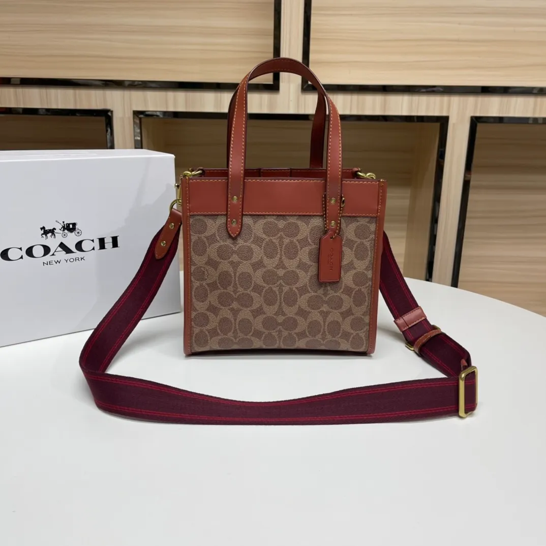 Batch 440💰coach/Coach new model number: C3866. Coach Field Tote 22 Classic C logo series tote, simple yet high-end. Square and square. It looks cute and cute. It can be carried in the hand, on the shoulder, or cross-body. It is versatile and practical. It is super popular ~ the favorite of petite girls~ Size: 22*21*12 cm,