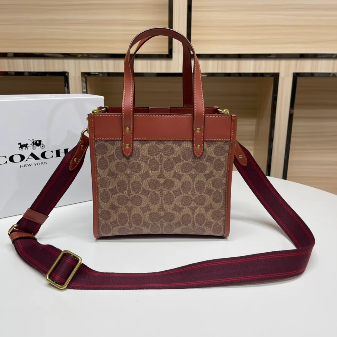 Batch 440💰coach/Coach new model number: C3866. Coach Field Tote 22 Classic C logo series tote, simple yet high-end. Square and square. It looks cute and cute. It can be carried in the hand, on the shoulder, or cross-body. It is versatile and practical. It is super popular ~ the favorite of petite girls~ Size: 22*21*12 cm,