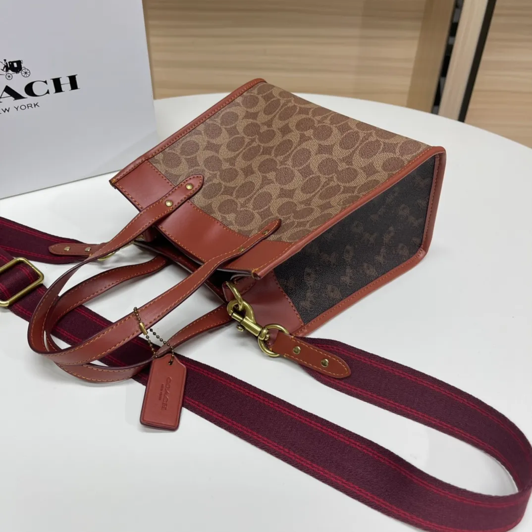 Batch 440💰coach/Coach new model number: C3866. Coach Field Tote 22 Classic C logo series tote, simple yet high-end. Square and square. It looks cute and cute. It can be carried in the hand, on the shoulder, or cross-body. It is versatile and practical. It is super popular ~ the favorite of petite girls~ Size: 22*21*12 cm,