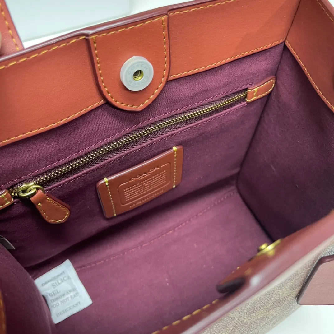 Batch 440💰coach/Coach new model number: C3866. Coach Field Tote 22 Classic C logo series tote, simple yet high-end. Square and square. It looks cute and cute. It can be carried in the hand, on the shoulder, or cross-body. It is versatile and practical. It is super popular ~ the favorite of petite girls~ Size: 22*21*12 cm,