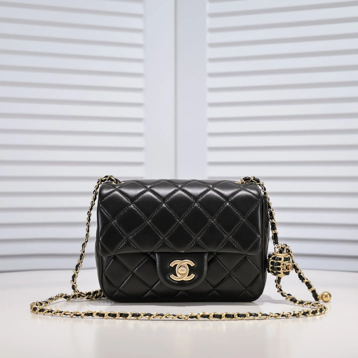💰360￥💞Chanel✨The most popular metal cf mini flap bag, hollow braided rope gold ball, there is an extra small gold ball on the chain, the finishing touch, the icing on the cake. It is not only retro and beautiful, but also the length of the chain can be adjusted. It can be used as a waist bag or as a crossbody on one shoulder. It is so exquisite and perfect💕 Love it🥰🥰Out of stock all over the world🤩🤩Model number: 1786 Size: 18*13*7cm