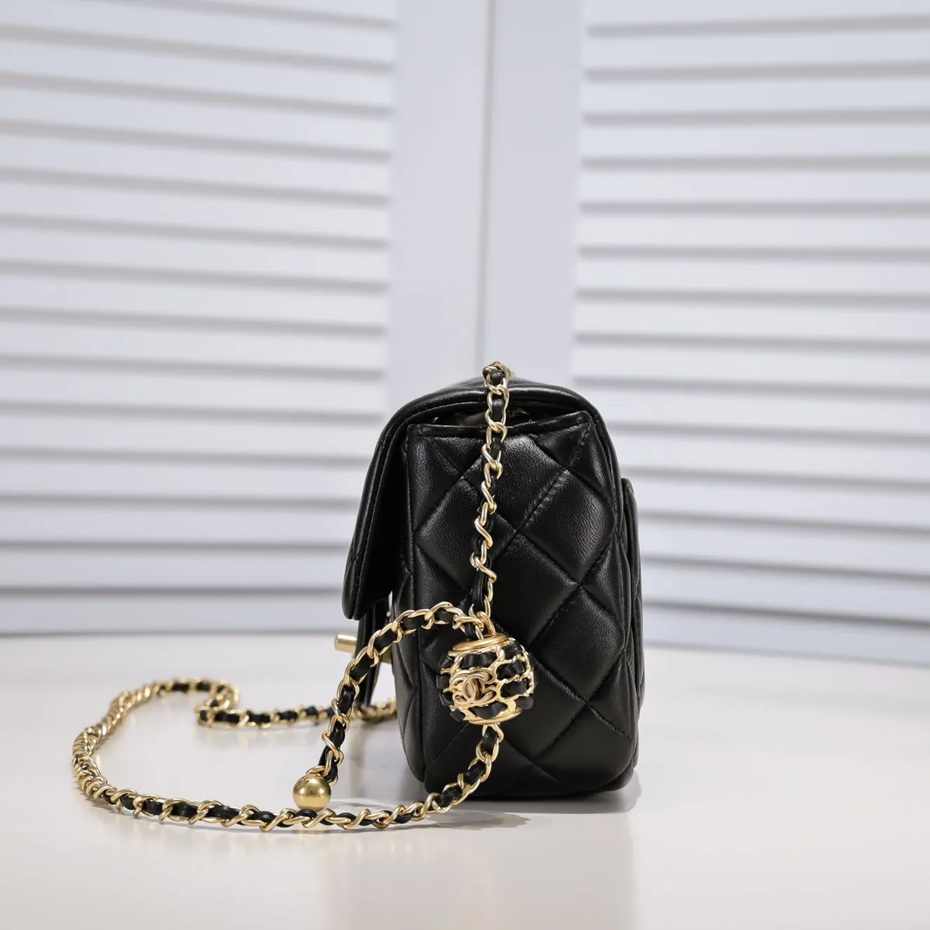 💰360￥💞Chanel✨The most popular metal cf mini flap bag, hollow braided rope gold ball, there is an extra small gold ball on the chain, the finishing touch, the icing on the cake. It is not only retro and beautiful, but also the length of the chain can be adjusted. It can be used as a waist bag or as a crossbody on one shoulder. It is so exquisite and perfect💕 Love it🥰🥰Out of stock all over the world🤩🤩Model number: 1786 Size: 18*13*7cm