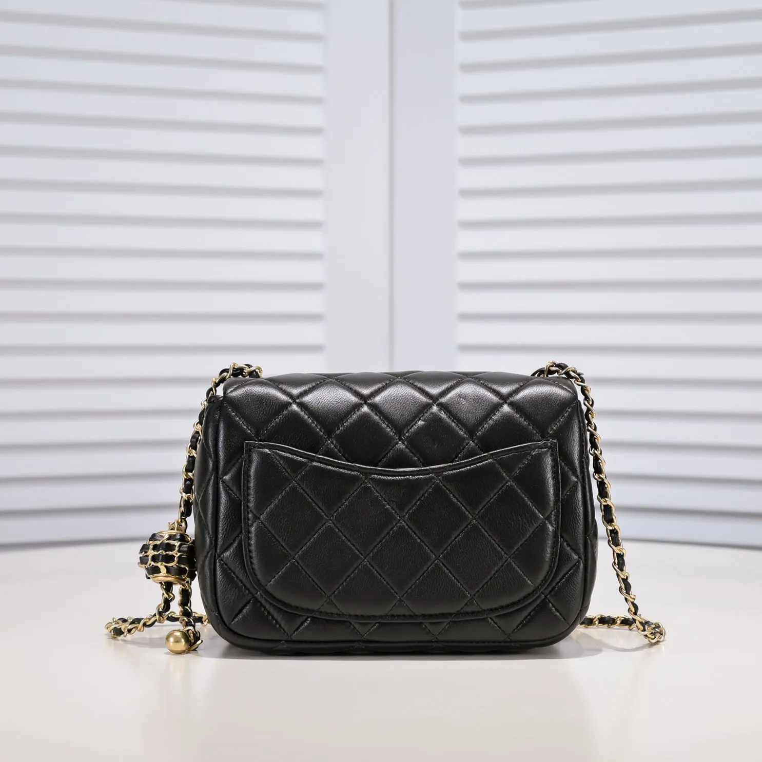💰360￥💞Chanel✨The most popular metal cf mini flap bag, hollow braided rope gold ball, there is an extra small gold ball on the chain, the finishing touch, the icing on the cake. It is not only retro and beautiful, but also the length of the chain can be adjusted. It can be used as a waist bag or as a crossbody on one shoulder. It is so exquisite and perfect💕 Love it🥰🥰Out of stock all over the world🤩🤩Model number: 1786 Size: 18*13*7cm