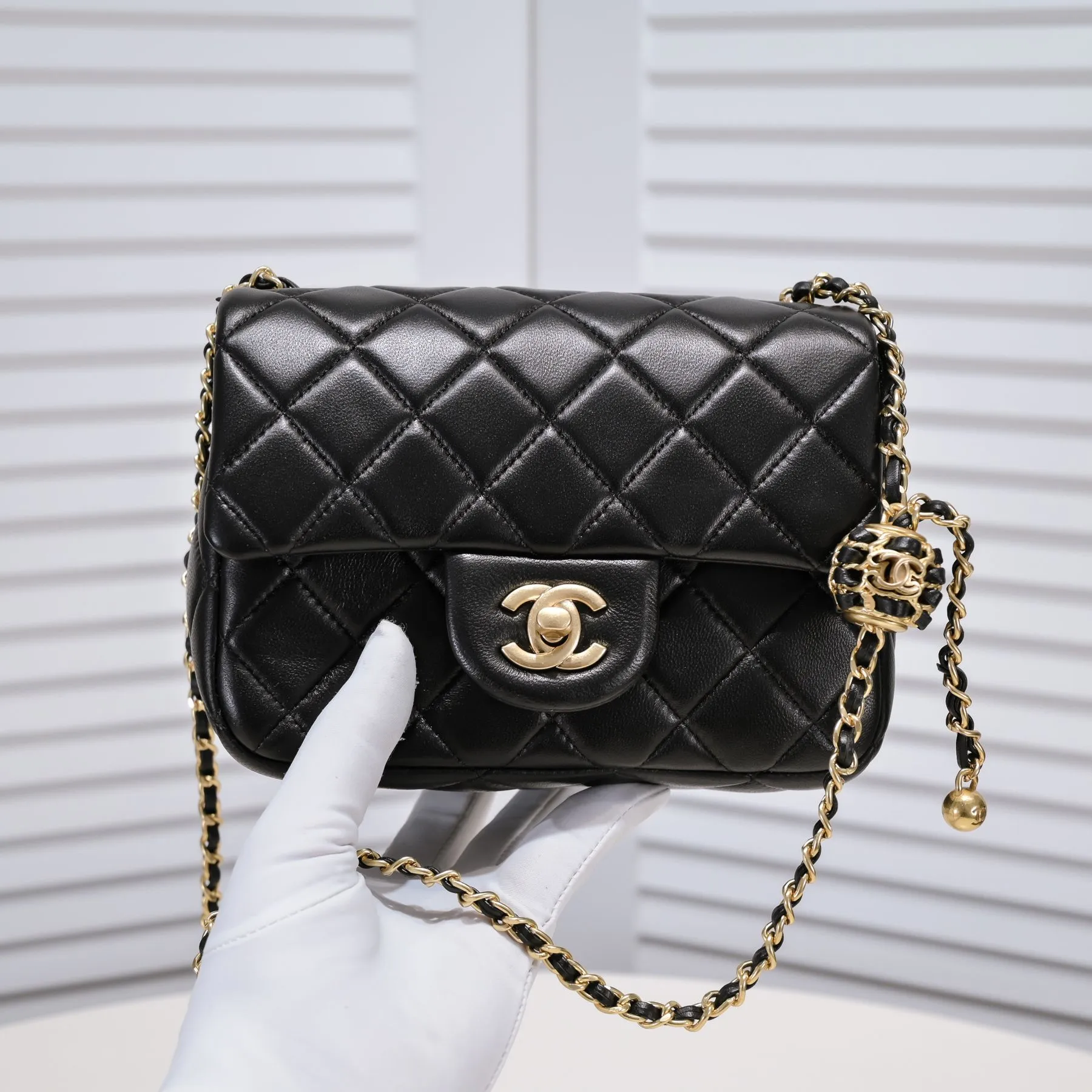💰360￥💞Chanel✨The most popular metal cf mini flap bag, hollow braided rope gold ball, there is an extra small gold ball on the chain, the finishing touch, the icing on the cake. It is not only retro and beautiful, but also the length of the chain can be adjusted. It can be used as a waist bag or as a crossbody on one shoulder. It is so exquisite and perfect💕 Love it🥰🥰Out of stock all over the world🤩🤩Model number: 1786 Size: 18*13*7cm