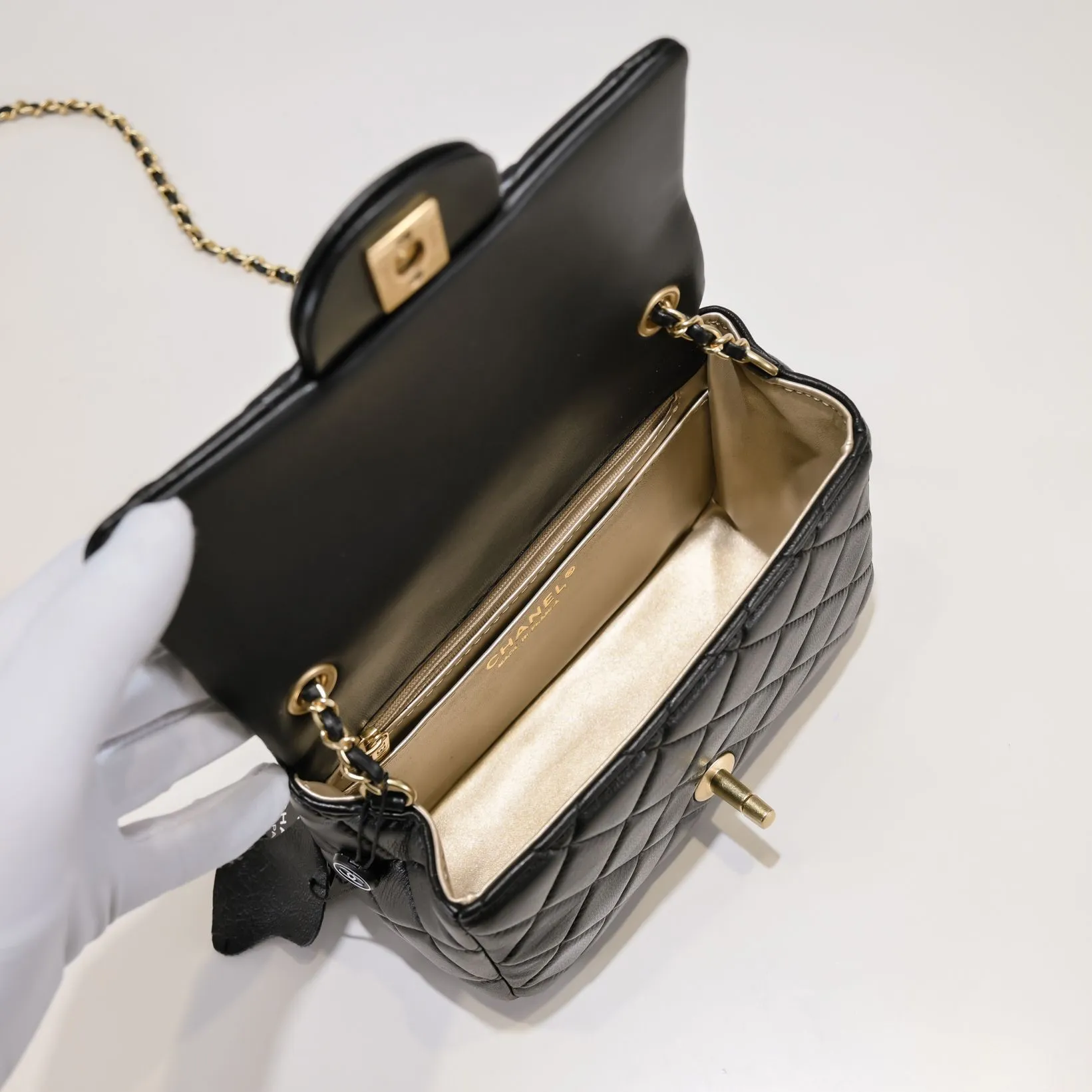 💰360￥💞Chanel✨The most popular metal cf mini flap bag, hollow braided rope gold ball, there is an extra small gold ball on the chain, the finishing touch, the icing on the cake. It is not only retro and beautiful, but also the length of the chain can be adjusted. It can be used as a waist bag or as a crossbody on one shoulder. It is so exquisite and perfect💕 Love it🥰🥰Out of stock all over the world🤩🤩Model number: 1786 Size: 18*13*7cm