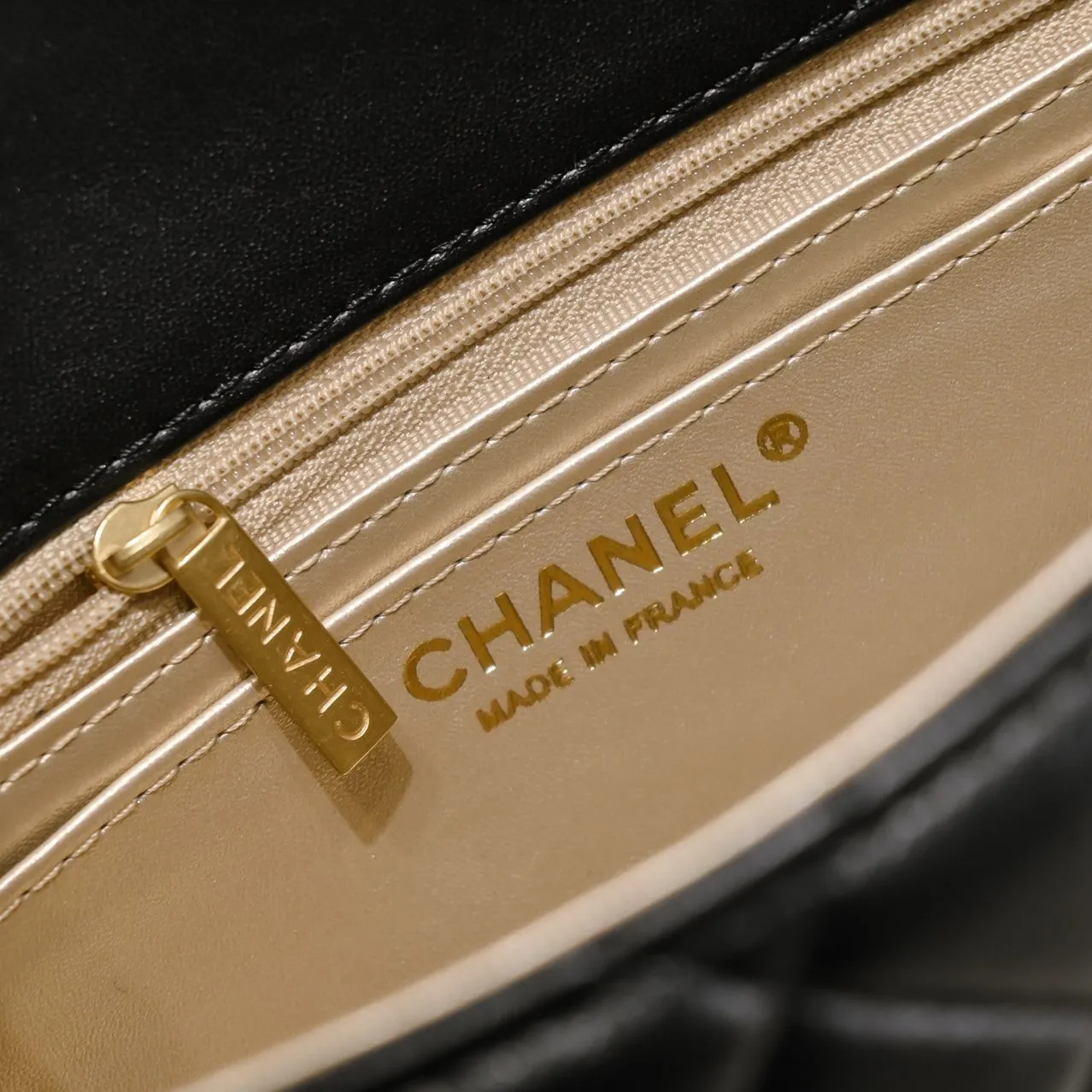 💰360￥💞Chanel✨The most popular metal cf mini flap bag, hollow braided rope gold ball, there is an extra small gold ball on the chain, the finishing touch, the icing on the cake. It is not only retro and beautiful, but also the length of the chain can be adjusted. It can be used as a waist bag or as a crossbody on one shoulder. It is so exquisite and perfect💕 Love it🥰🥰Out of stock all over the world🤩🤩Model number: 1786 Size: 18*13*7cm