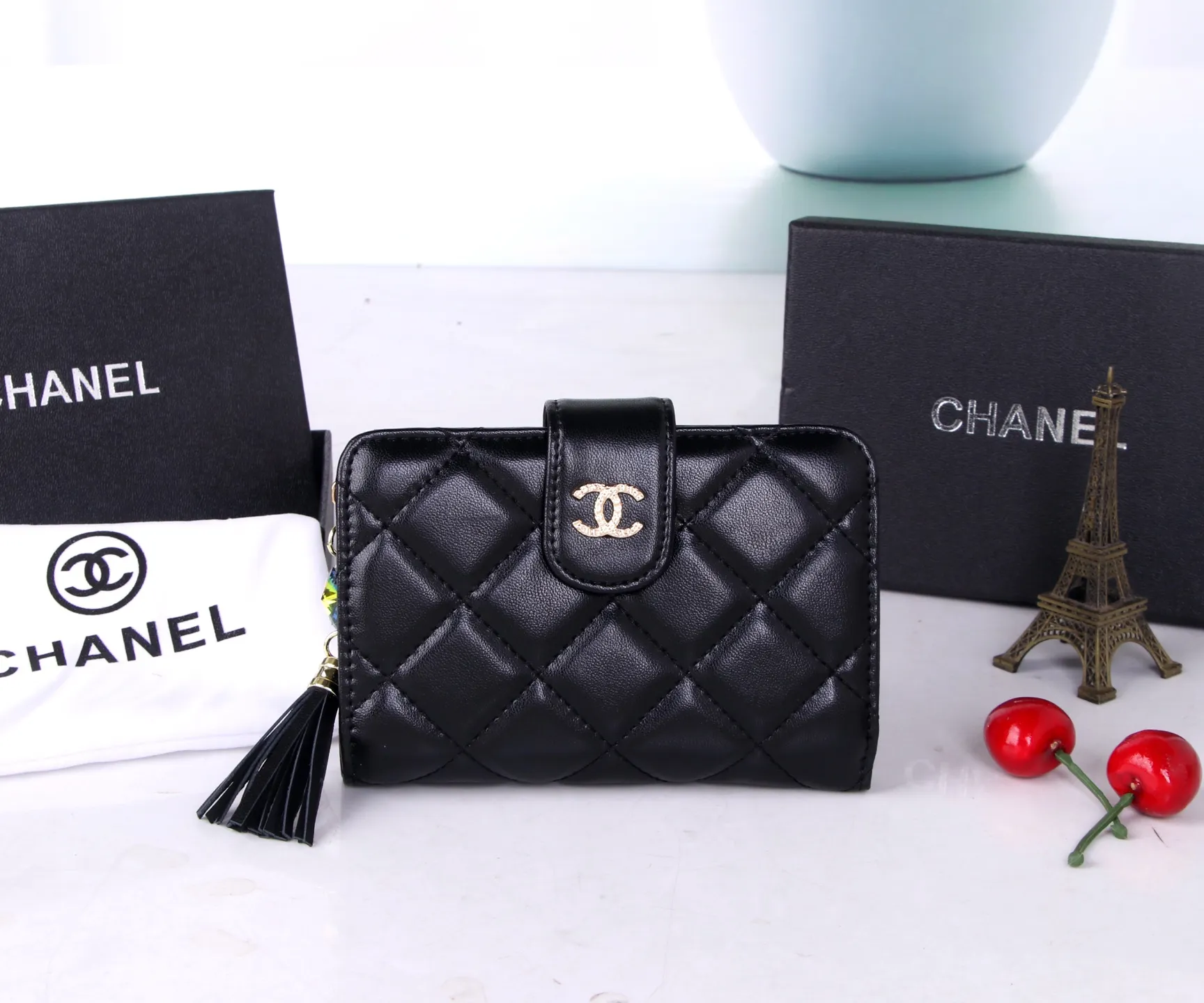 P170 Style No.: 801 Brand: Chanel Color: Black Pink Size: 15*10*3 Description: The latest models from Chanel counters are now available! Made of first-layer lambskin, the workmanship is exquisite, comparable to the counters! Multifunctional small wallet with rich interior compartments, super practical!