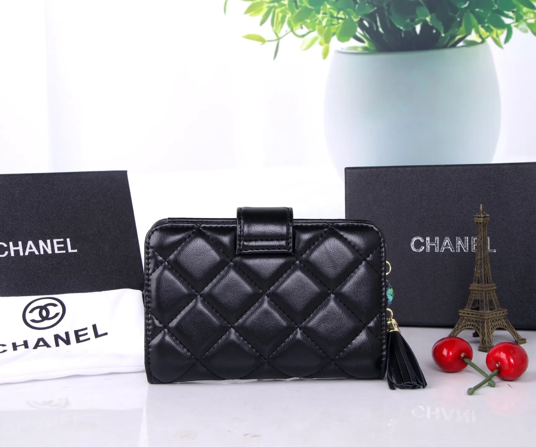 P170 Style No.: 801 Brand: Chanel Color: Black Pink Size: 15*10*3 Description: The latest models from Chanel counters are now available! Made of first-layer lambskin, the workmanship is exquisite, comparable to the counters! Multifunctional small wallet with rich interior compartments, super practical!