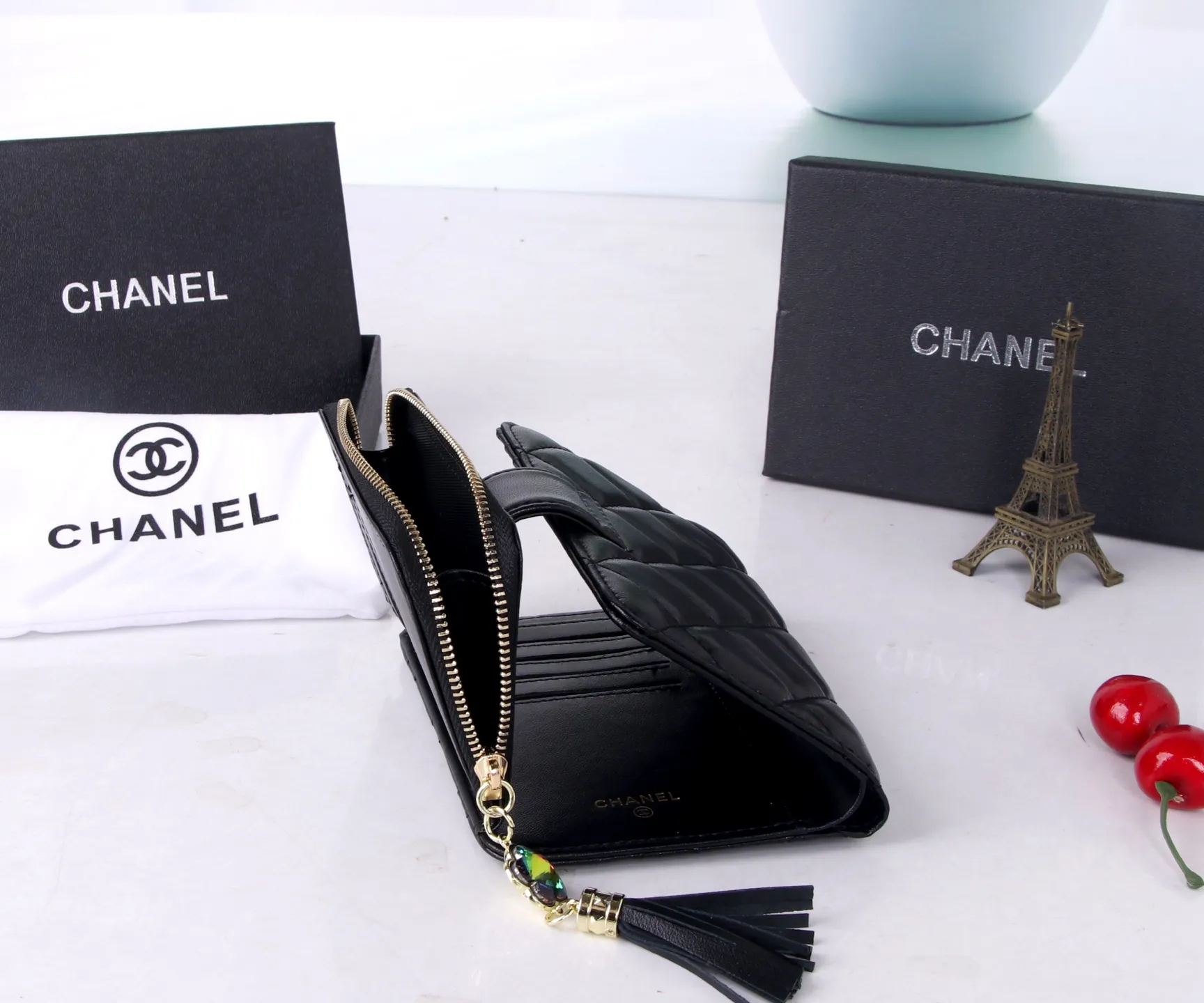 P170 Style No.: 801 Brand: Chanel Color: Black Pink Size: 15*10*3 Description: The latest models from Chanel counters are now available! Made of first-layer lambskin, the workmanship is exquisite, comparable to the counters! Multifunctional small wallet with rich interior compartments, super practical!