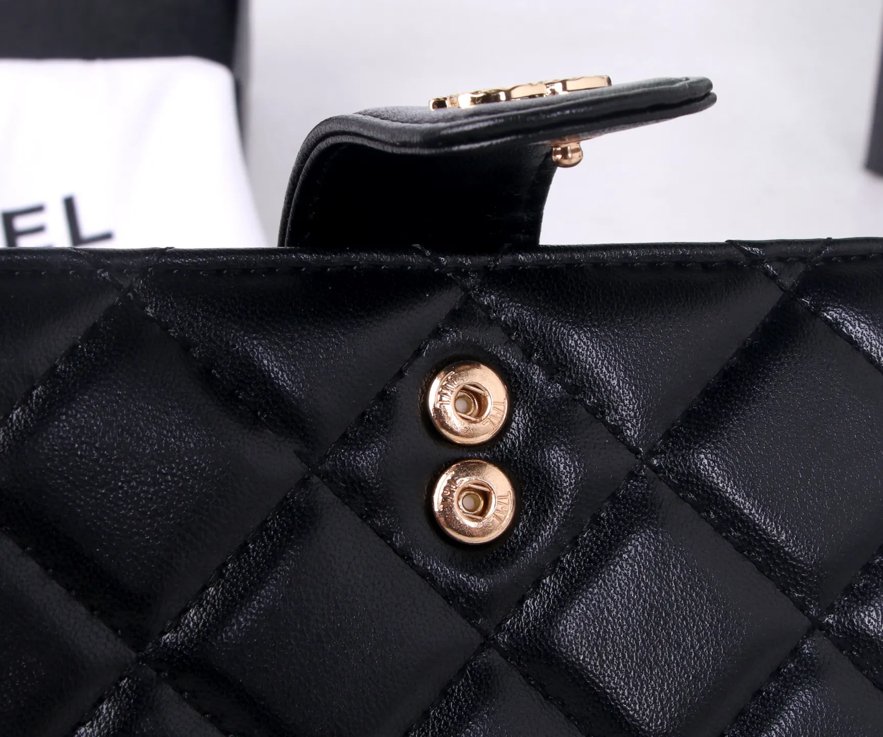 P170 Style No.: 801 Brand: Chanel Color: Black Pink Size: 15*10*3 Description: The latest models from Chanel counters are now available! Made of first-layer lambskin, the workmanship is exquisite, comparable to the counters! Multifunctional small wallet with rich interior compartments, super practical!