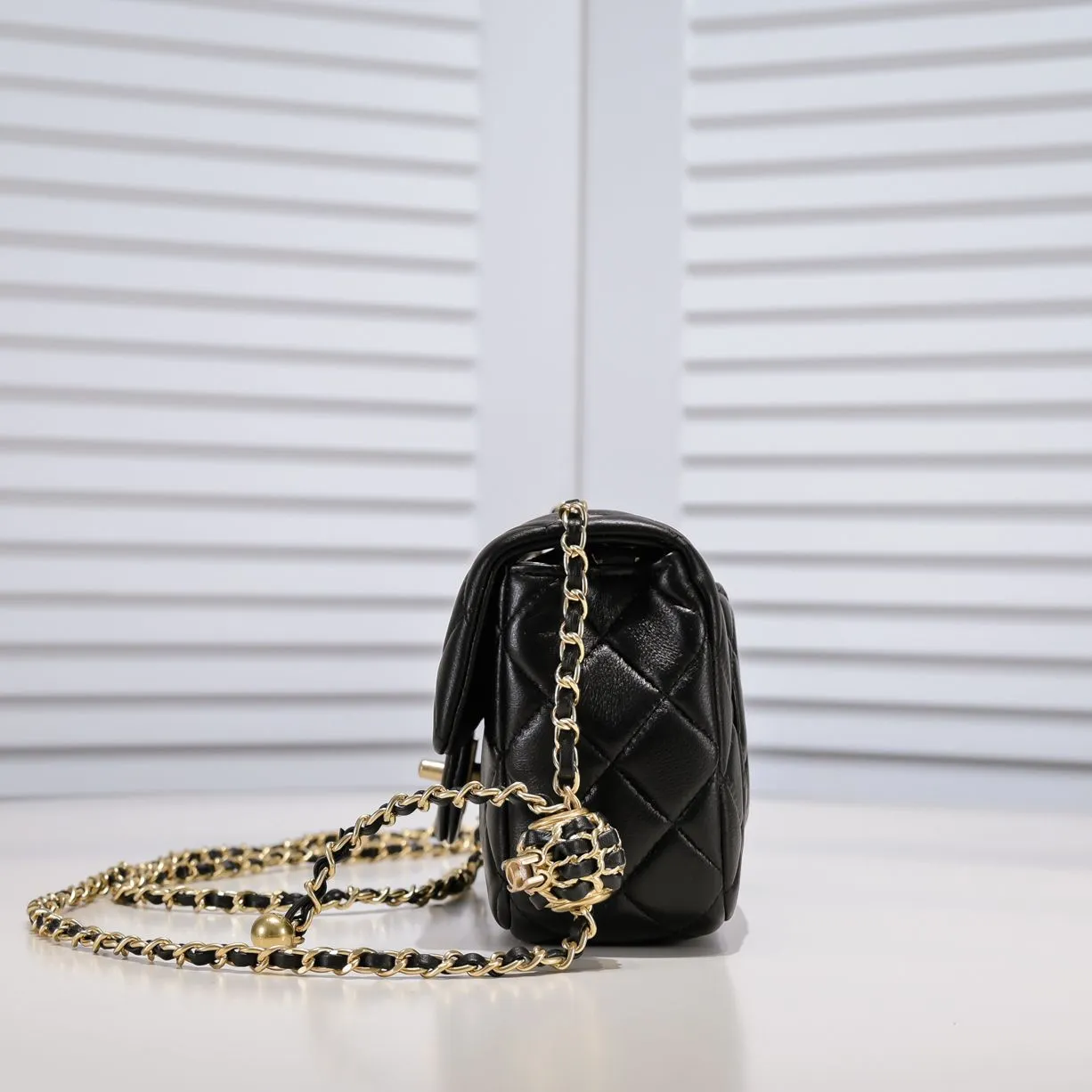 💰370￥💞Chanel✨The most popular metal cf mini flap bag, hollow braided rope gold ball, an extra small gold ball on the chain, the finishing touch, the icing on the cake. It is not only retro and beautiful, but also the length of the chain can be adjusted. It can be used as a waist bag or as a crossbody on one shoulder. It is so exquisite and perfect💕 Love it🥰🥰Out of stock all over the world🤩🤩Model number: 1787 Size: 20*13*7cm
